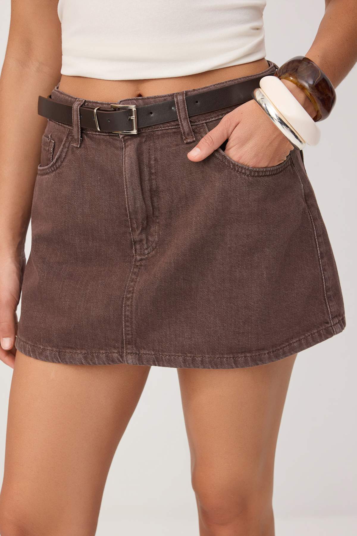 Trendyolmilla  Kahverengi Kemer Detaylı Arkası Etek Görünümlü Denim Şort Etek TWOAW26SR00020 - Görsel 4