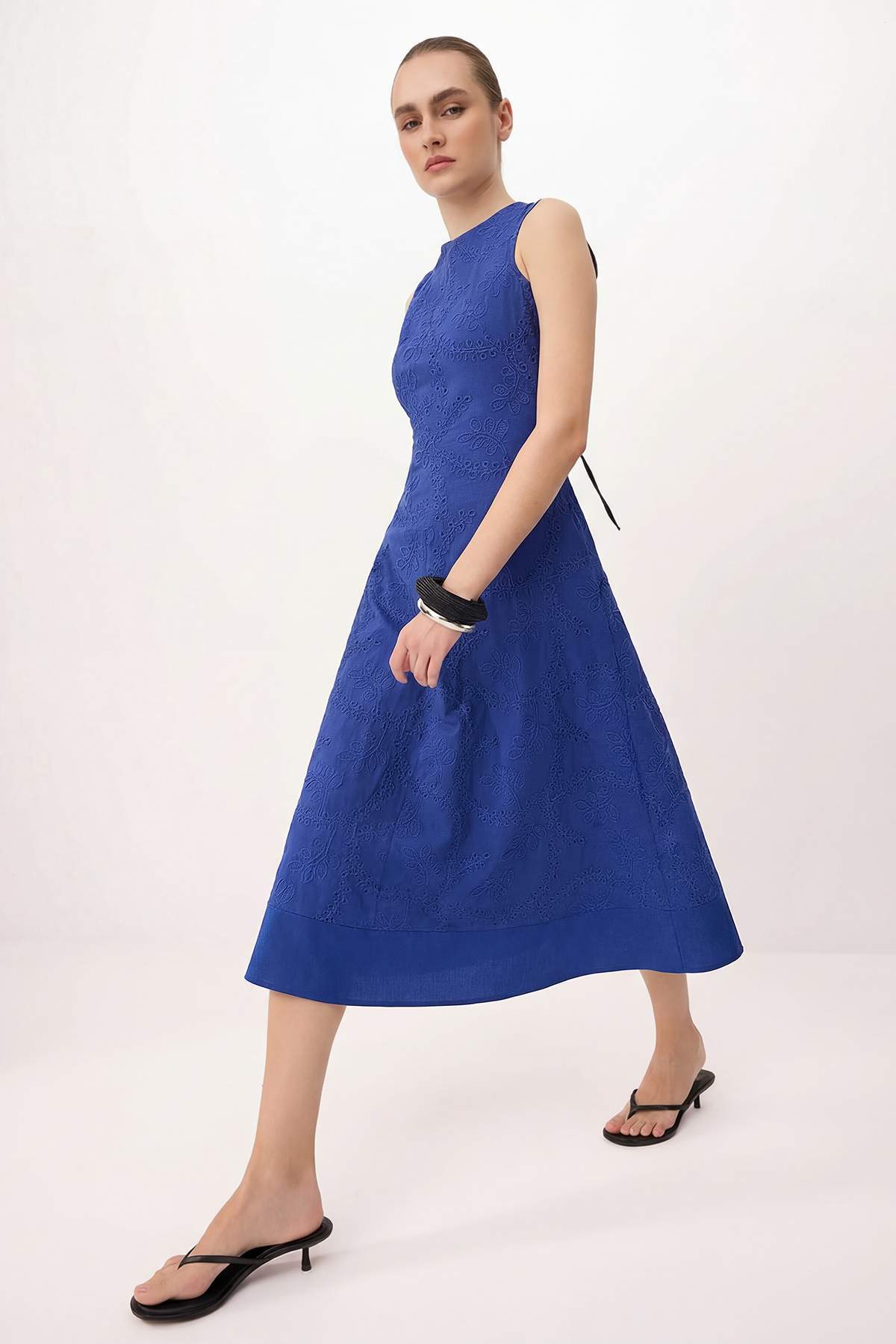 Trendyolmilla  Saks Sırt Detaylı Brode Astarlı Midi Dokuma Elbise TWOSS26EL00443 - Görsel 3