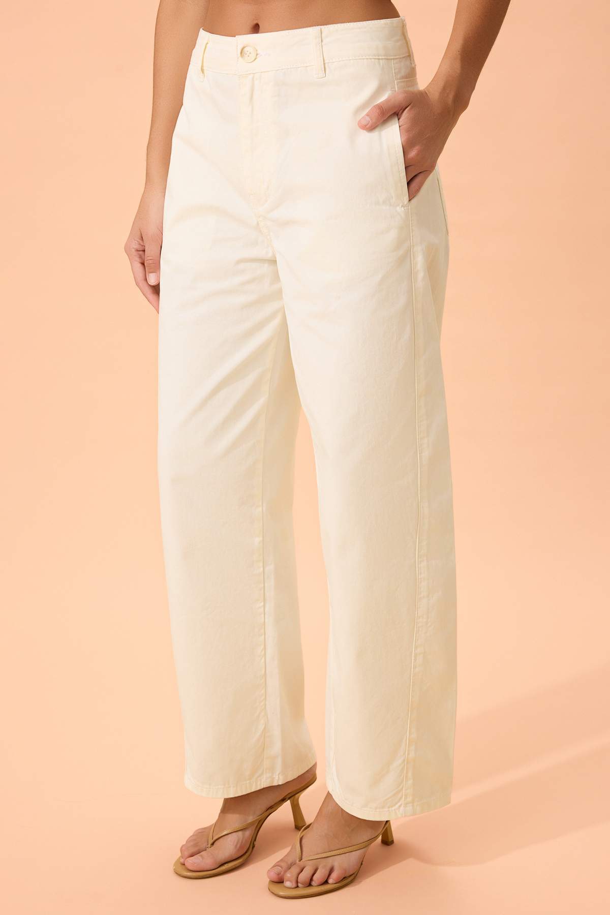 Trendyolmilla  Beyaz Gabardin Kalın Yumuşak Tuşeli Barrel Pantolon TWOSS26PL00084 - Görsel 3