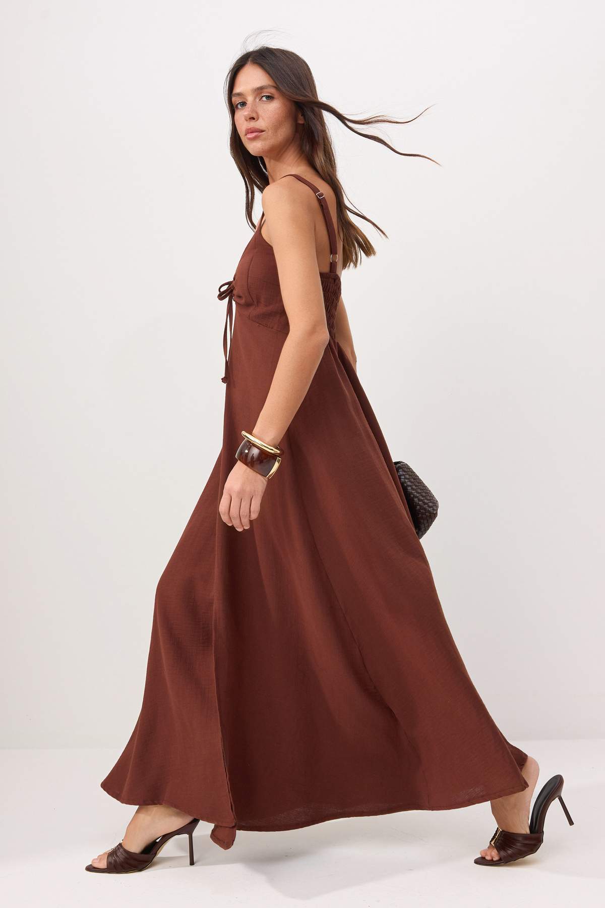 Trendyolmilla  Açık Kahverengi Ketensel Çapraz Sırt Askılı Maxi Dokuma Elbise TWOSS26EL00664 - Görsel 3