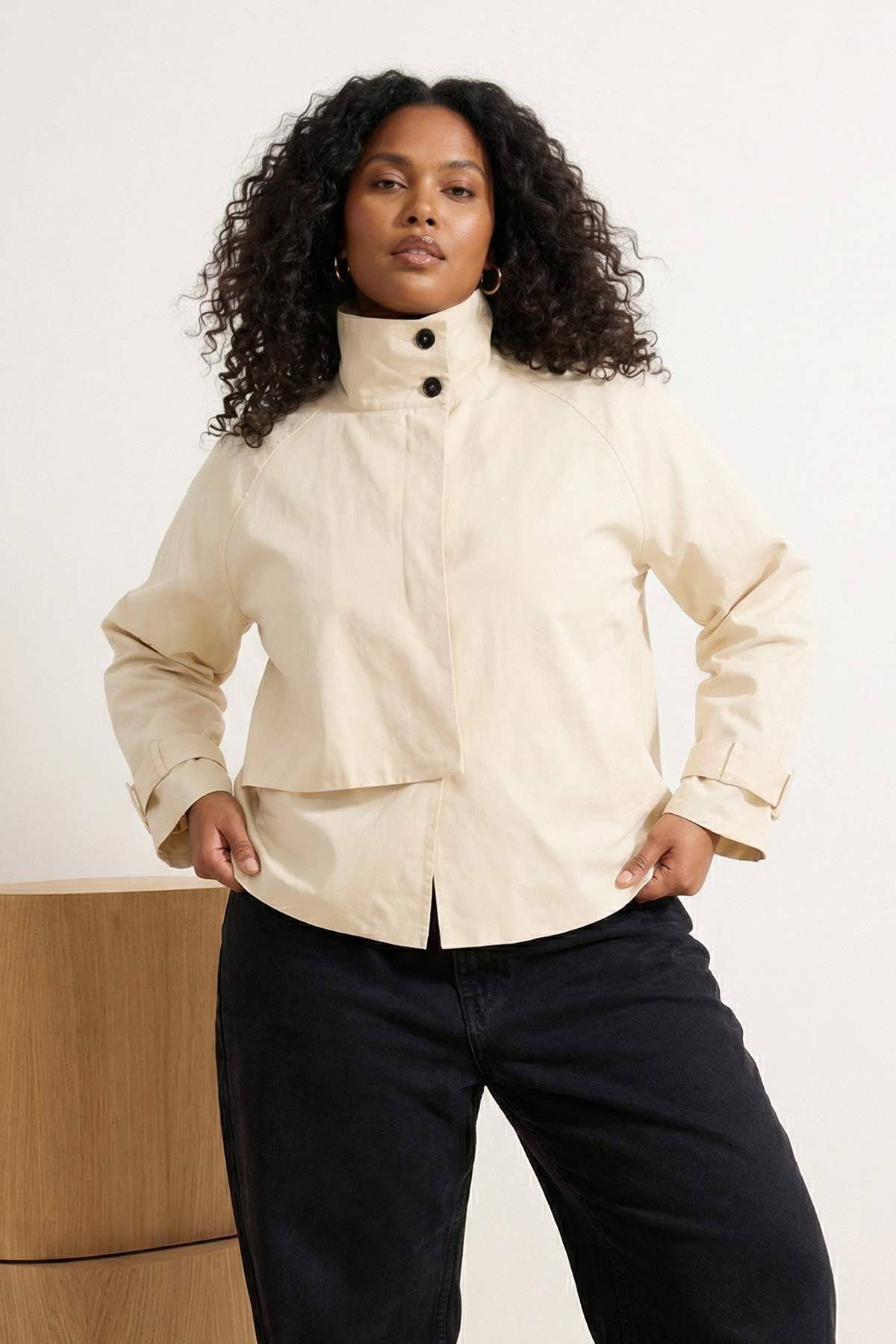 Trendyolmilla Ekru Oversize Dik Yaka Büyük Beden Kısa Trençkot TWOSS26BM00003