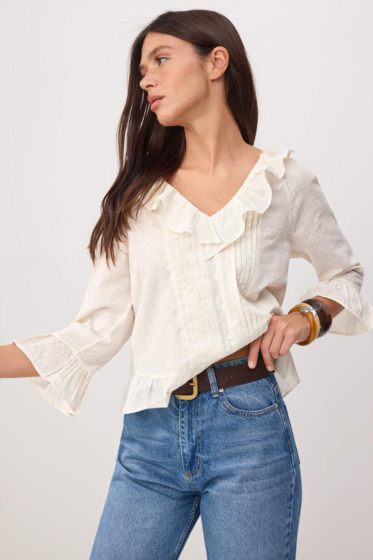 Trendyolmilla  Beyaz Fırfır Detaylı Kendinden Desenli Dokuma Bluz TWOSS26BZ00411