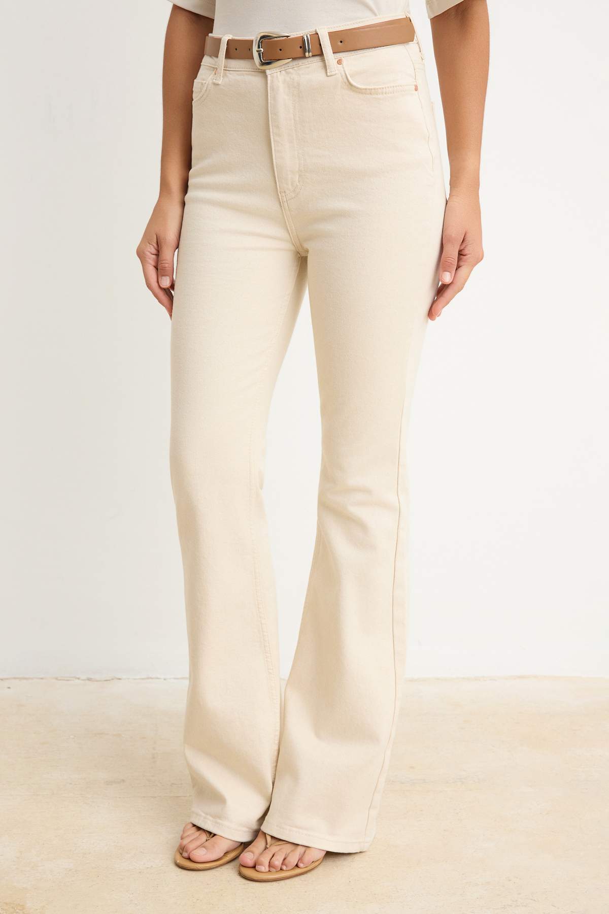 Trendyolmilla  Beyaz Kemerli Yüksek Bel Az Esnek Flare İspanyol Paça Jeans TWOSS26JE00325 - Görsel 3