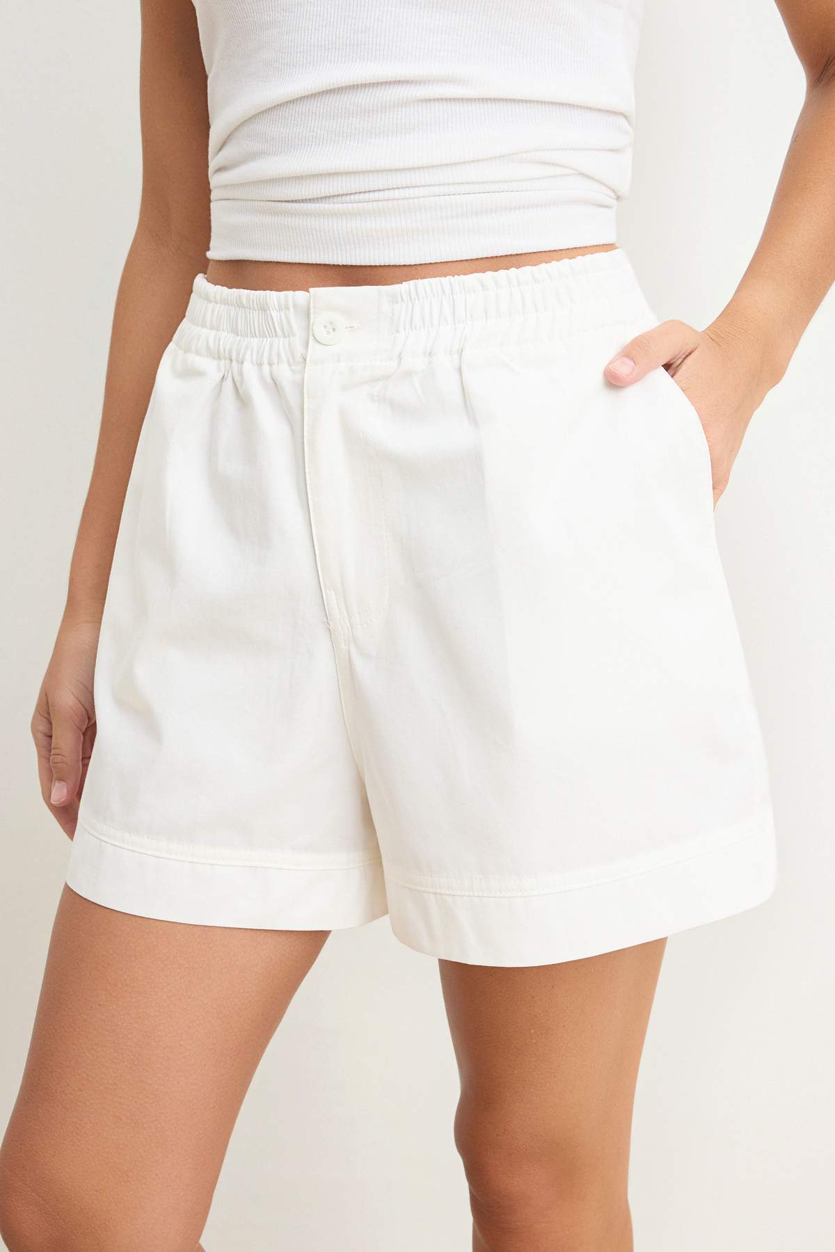 Trendyolmilla  Beyaz Beli Lastikli Gabardin Pamuklu Şort & Bermuda TWOSS26SR00059 - Görsel 3