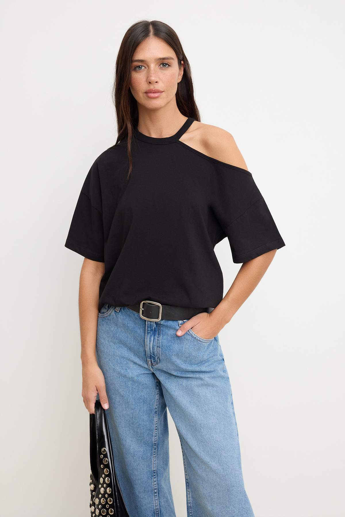 Trendyolmilla  Siyah Düz Oversize Bisiklet Yaka Düşük Kol Kısa %100 Pamuk Örme T-Shirt TWOSS26TS00204