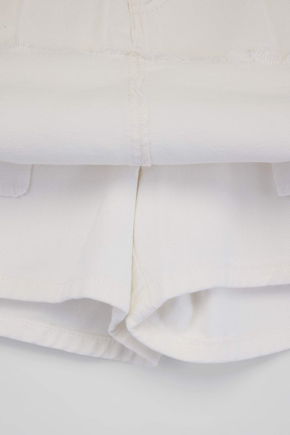 Trendyolmilla  Beyaz Pileli Lastikli Normal Bel Mini %100 Pamuk Non-Stretch Büyük Beden Denim Şort TBBSS26AP00008 - Görsel 6