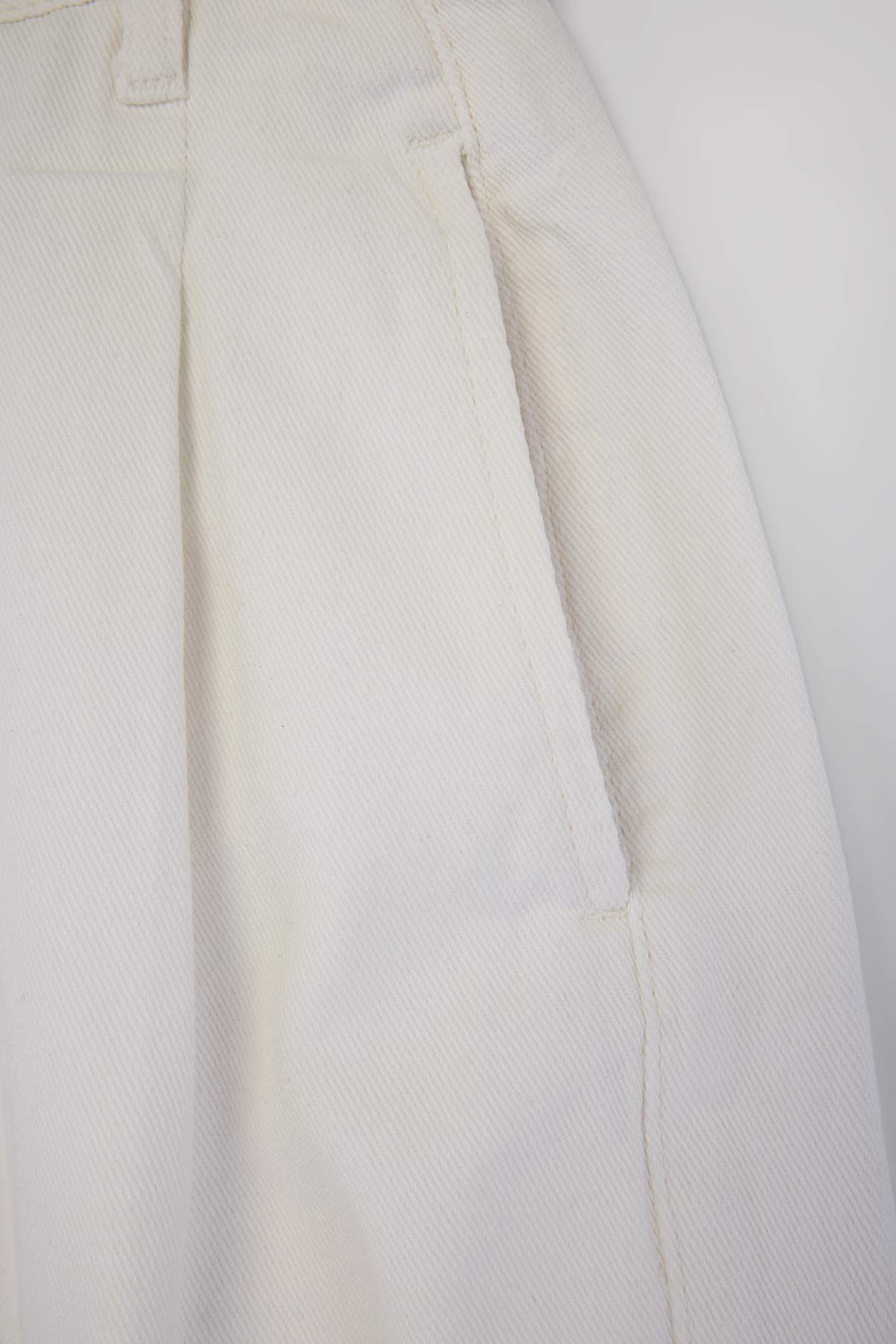 Trendyolmilla  Beyaz Pileli Lastikli Normal Bel Mini %100 Pamuk Non-Stretch Büyük Beden Denim Şort TBBSS26AP00008 - Görsel 5