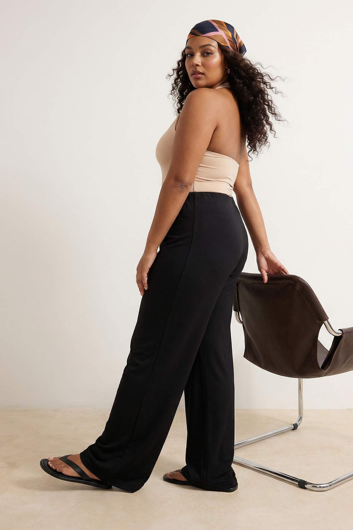 Trendyolmilla  Siyah Pileli Wide Leg/Geniş Paça Dökümlü Örme Büyük Beden Pantolon TBBSS26AR00021 - Görsel 3