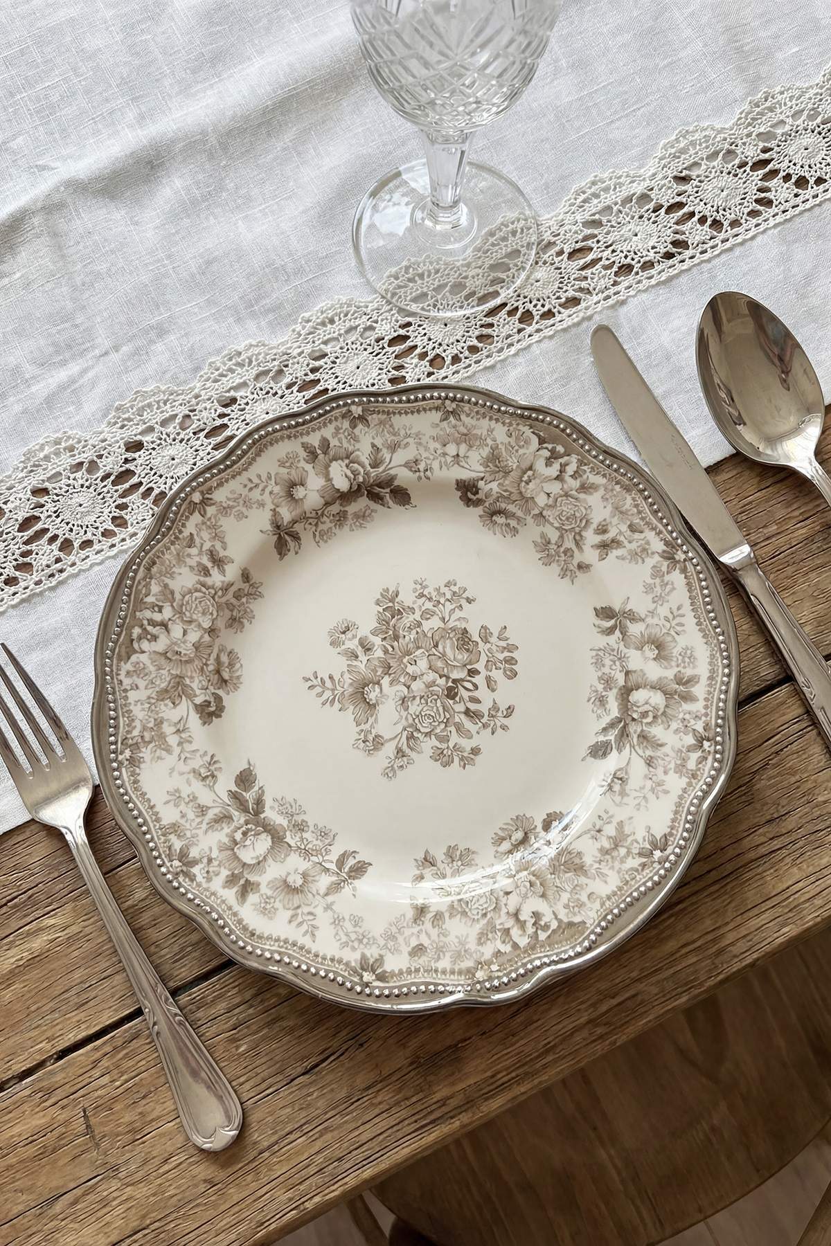 Trendyol Home 4-Piece Vintage Floral Patterned Porcelain Cake Set Khaki Tphaw26Tbk00067