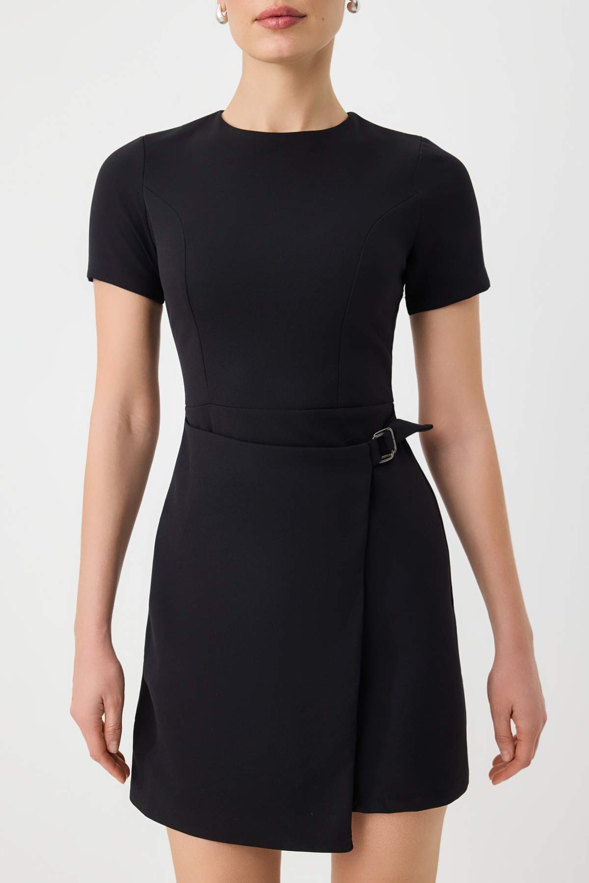 Trendyolmilla  Siyah Etek Kapama Detaylı Kısa / Mini Esnek Dokuma Elbise TWOSS26EL00338 - Görsel 3