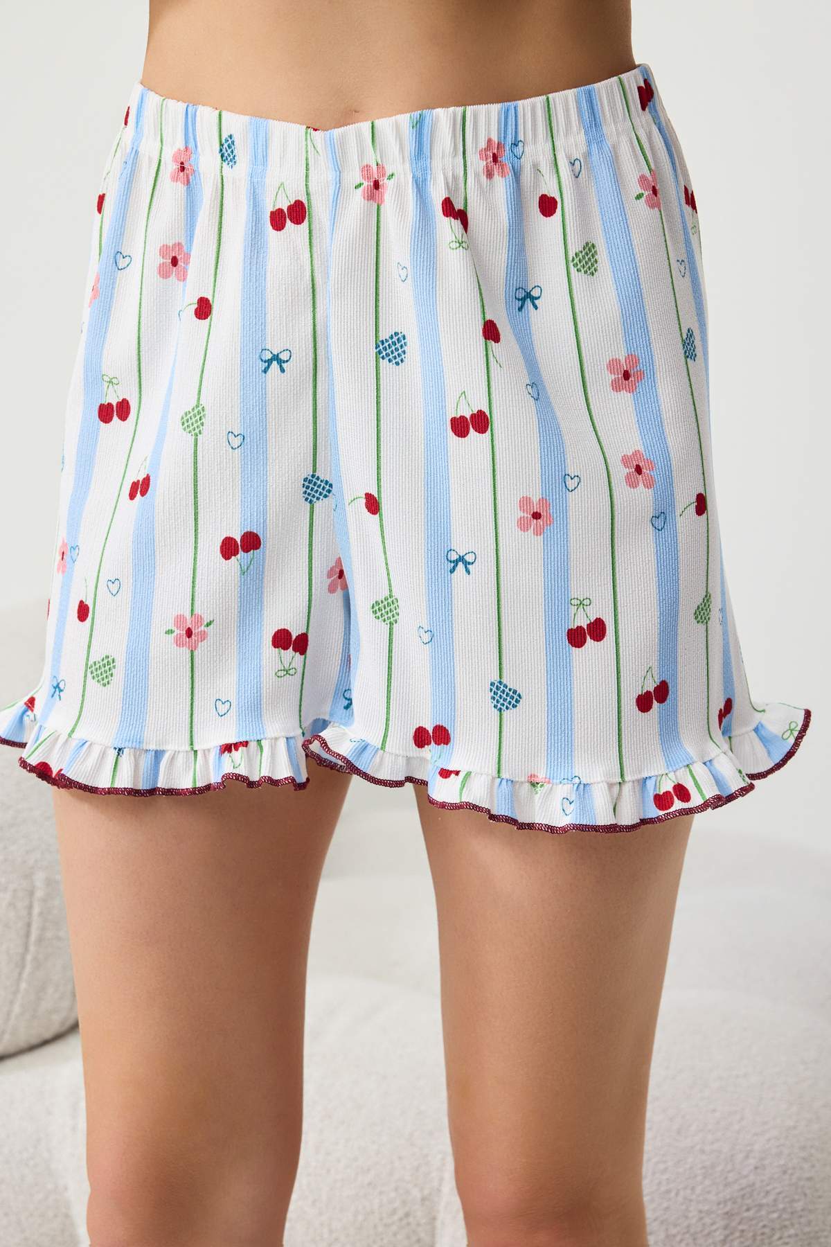 Trendyolmilla  Beyaz-Mavi Eğlenceli Desenli Fırfırlı Bürümcük Örme Pijama Takımı THMSS26PT00226 - Görsel 3