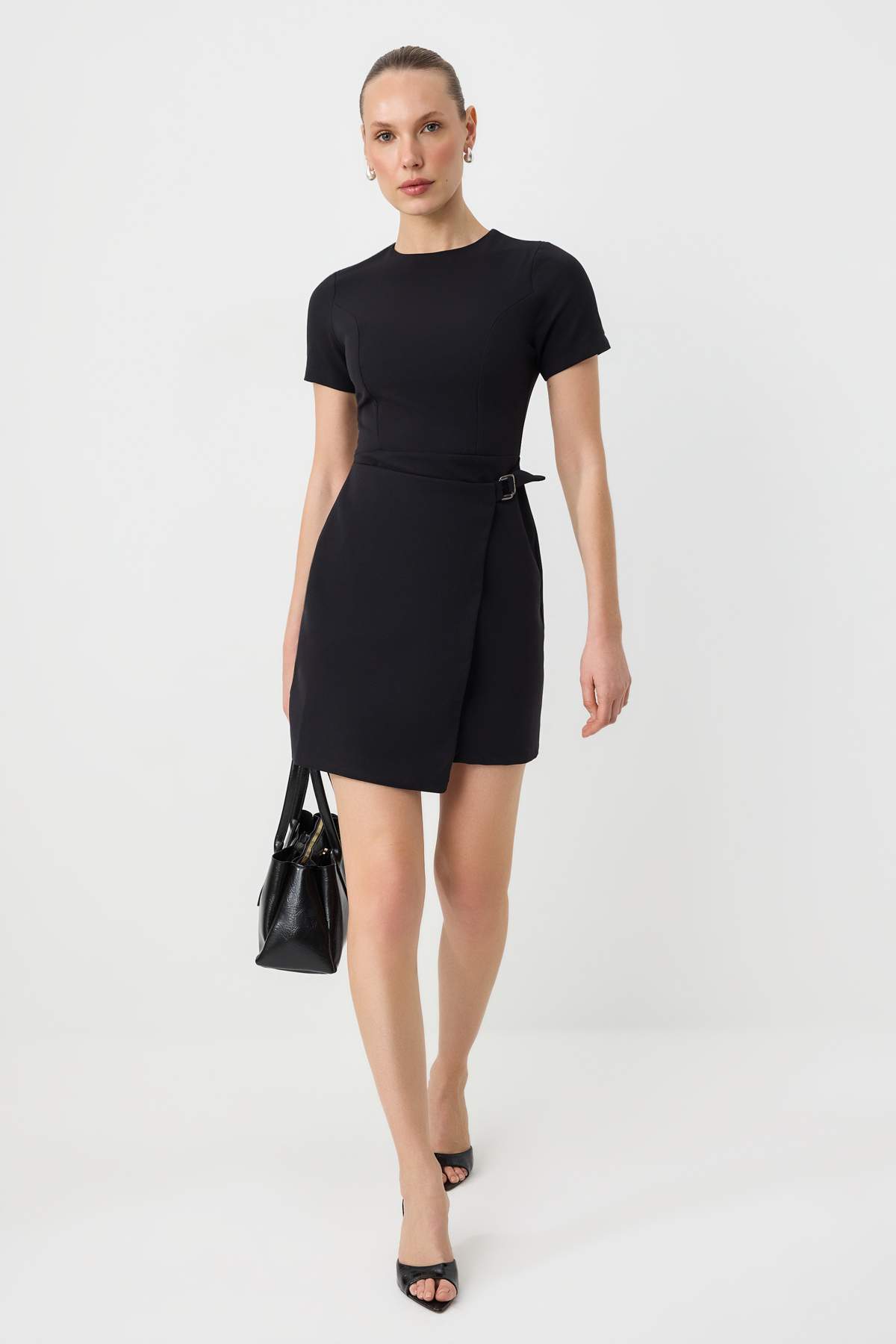 Trendyolmilla  Siyah Etek Kapama Detaylı Kısa / Mini Esnek Dokuma Elbise TWOSS26EL00338