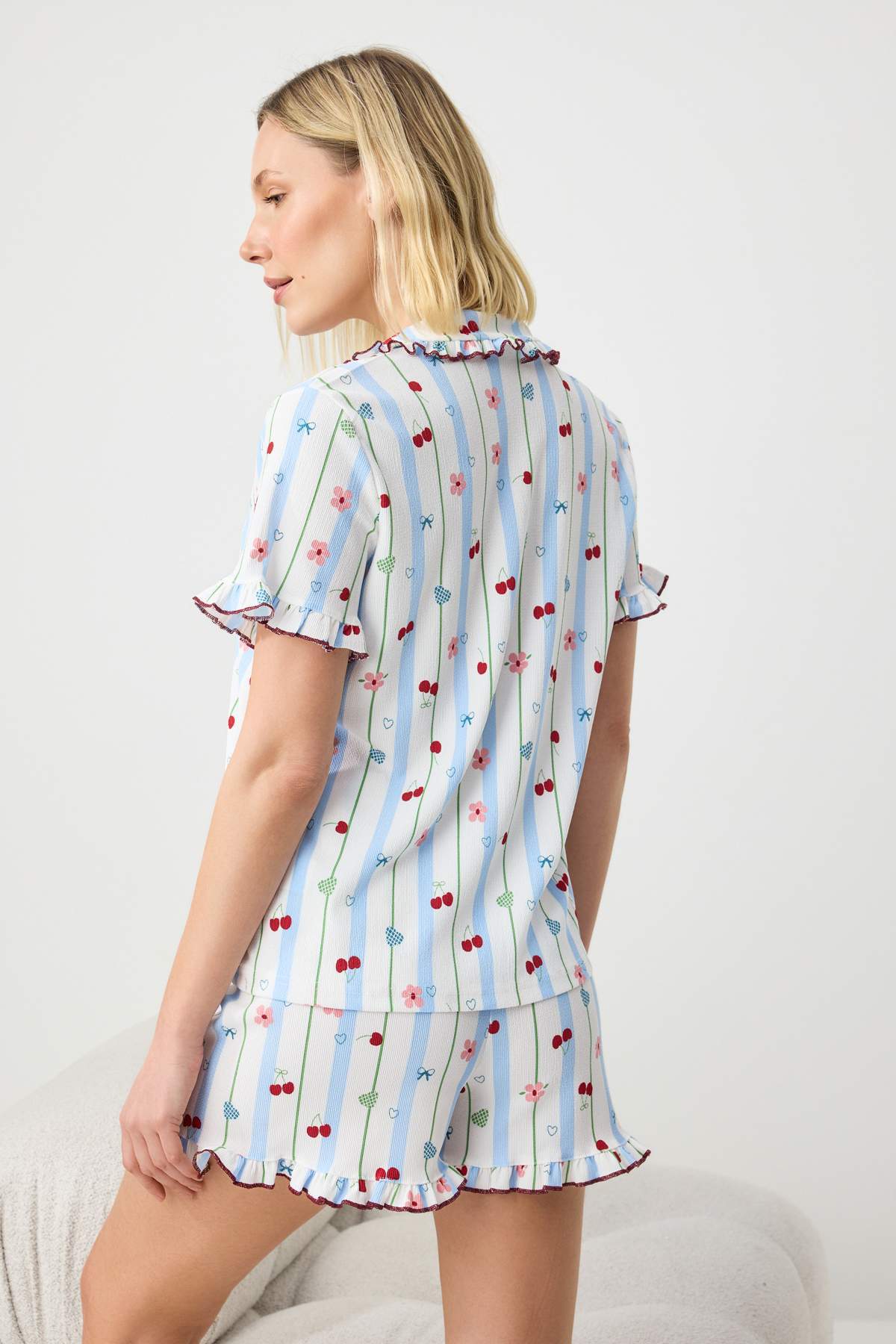 Trendyolmilla  Beyaz-Mavi Eğlenceli Desenli Fırfırlı Bürümcük Örme Pijama Takımı THMSS26PT00226 - Görsel 4