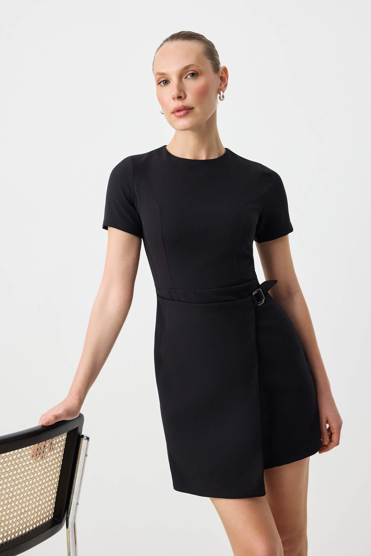 Trendyolmilla  Siyah Etek Kapama Detaylı Kısa / Mini Esnek Dokuma Elbise TWOSS26EL00338 - Görsel 2