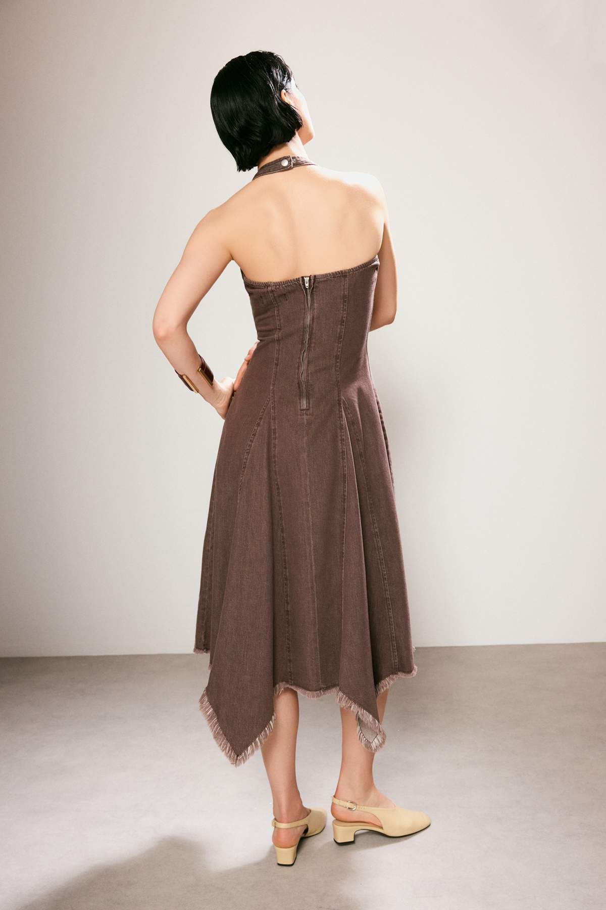 Trendyolmilla  Trendyol Studio Kahverengi Halter Yaka Asimetrik Midi Denim Elbise TWOSS26EL00389 - Görsel 4