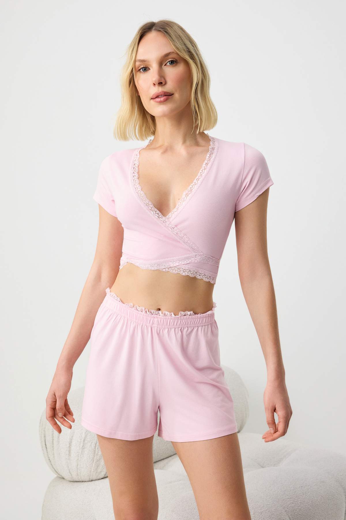 Trendyolmilla  Pembe Kruvaze Dantel Detaylı Viskon Örme Pijama Takımı THMSS26PT00228 - Görsel 2