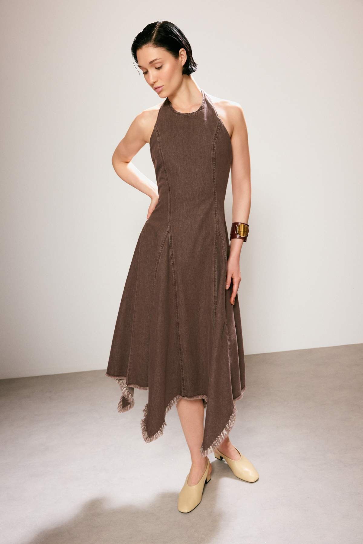 Trendyolmilla  Trendyol Studio Kahverengi Halter Yaka Asimetrik Midi Denim Elbise TWOSS26EL00389 - Görsel 2