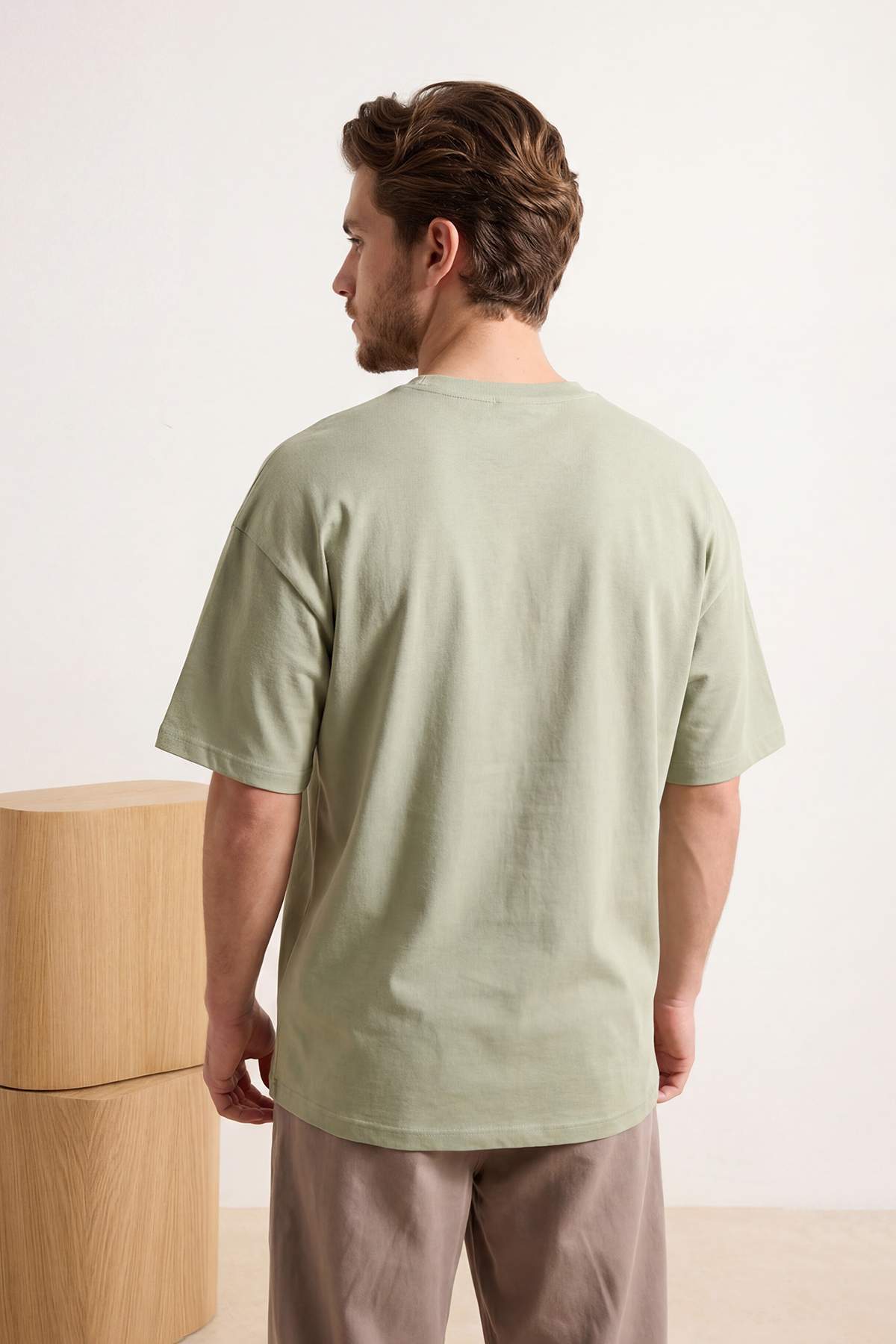 Trendyolmilla  Açık Haki Oversize/Geniş Kesim Nakışlı %100 Pamuk T-shirt TMNSS26TS00024 - Görsel 3