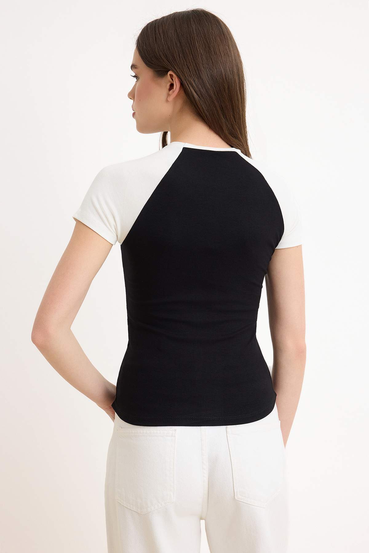 Trendyolmilla  Siyah Renk Bloklu Regular/Normal Kalıp Kısa Kollu %100 Pamuk Örme t-shirt TWOSS26TS00275 - Görsel 4