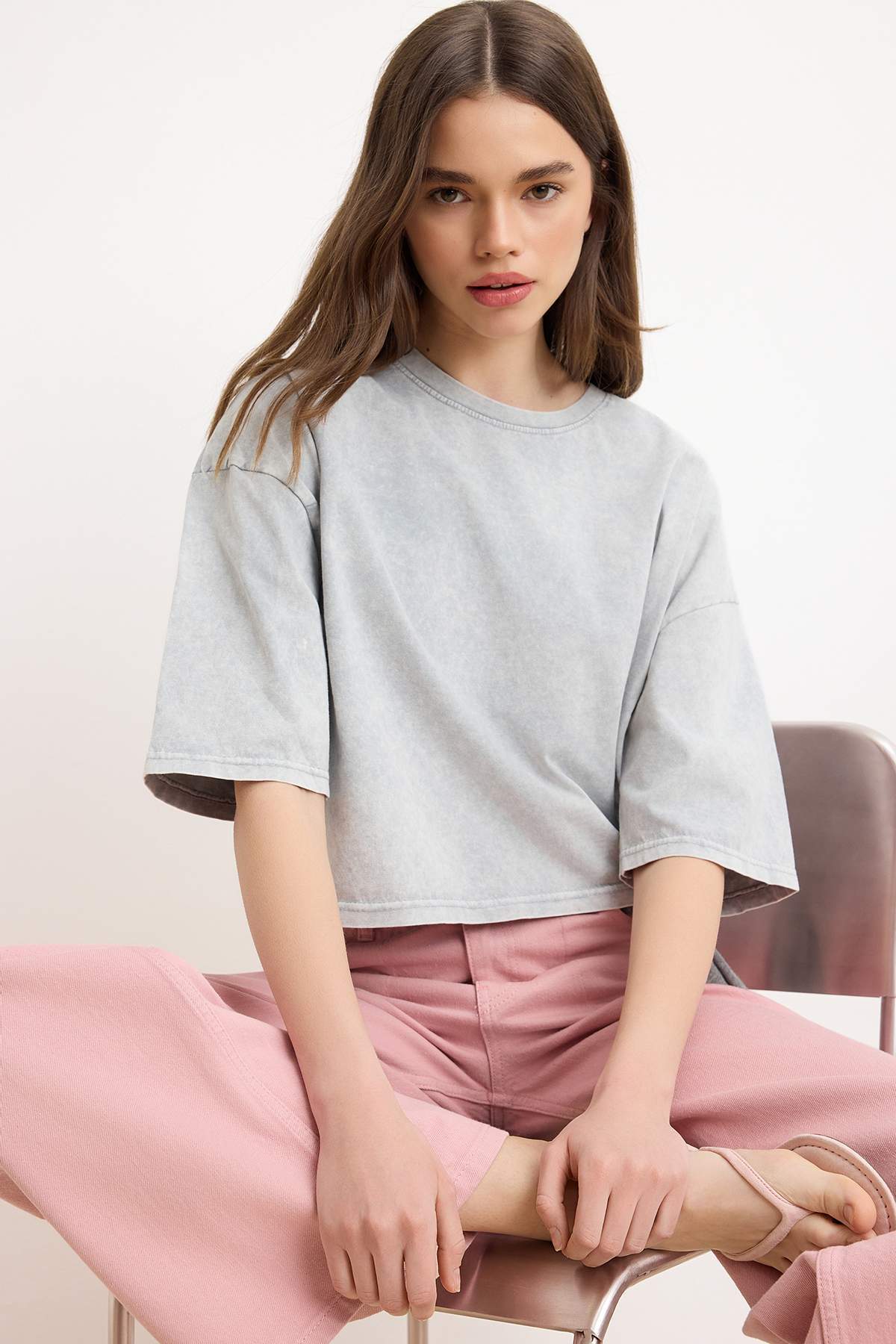 Trendyolmilla Gri Relaxed/Rahat Kalıp Eskitme/Soluk Efektli Crop/Kısa Tok %100 Pamuk Örme T-shirt TWOSS26TS00281
