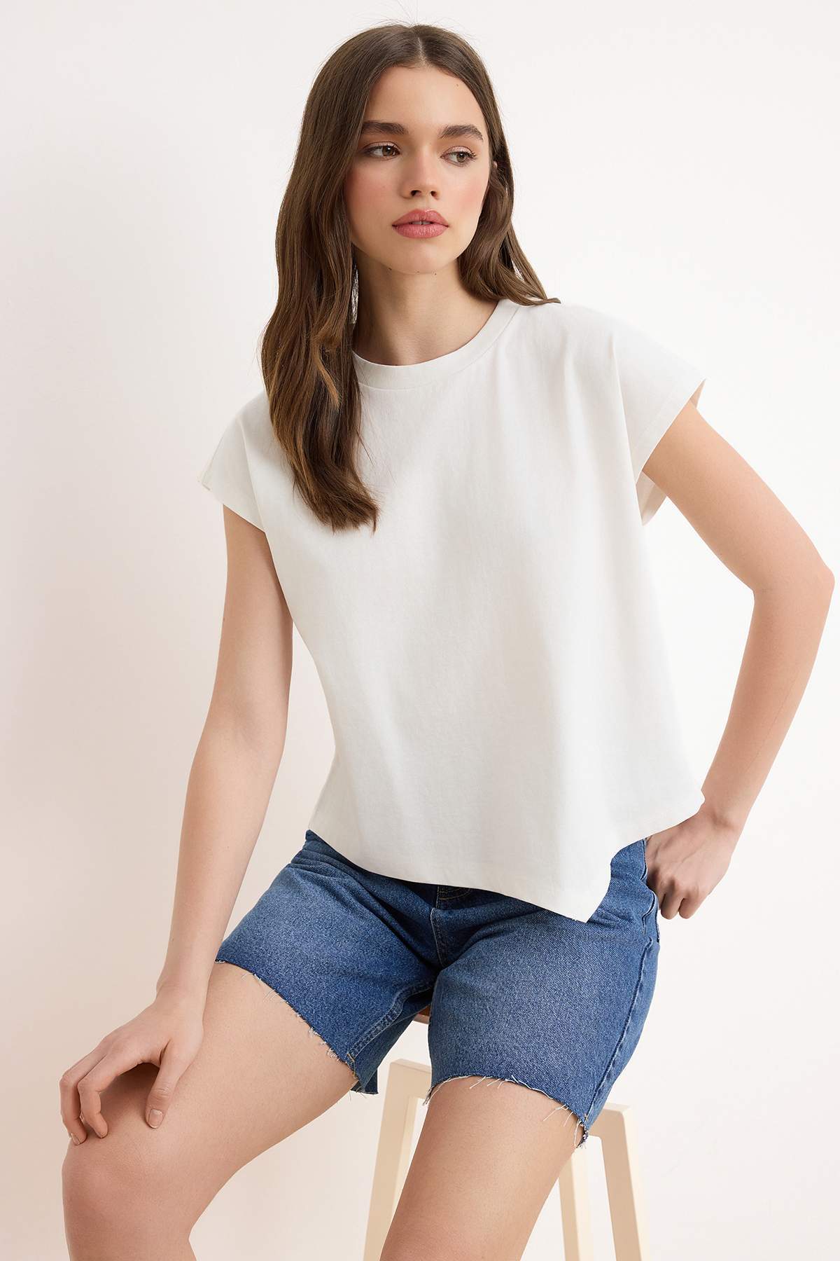 Trendyolmilla  Ekru Düz Relaxed Bisiklet Yaka Düşük Kol Kısa %100 Pamuk Örme T-Shirt TWOSS26TS00253 - Görsel 2