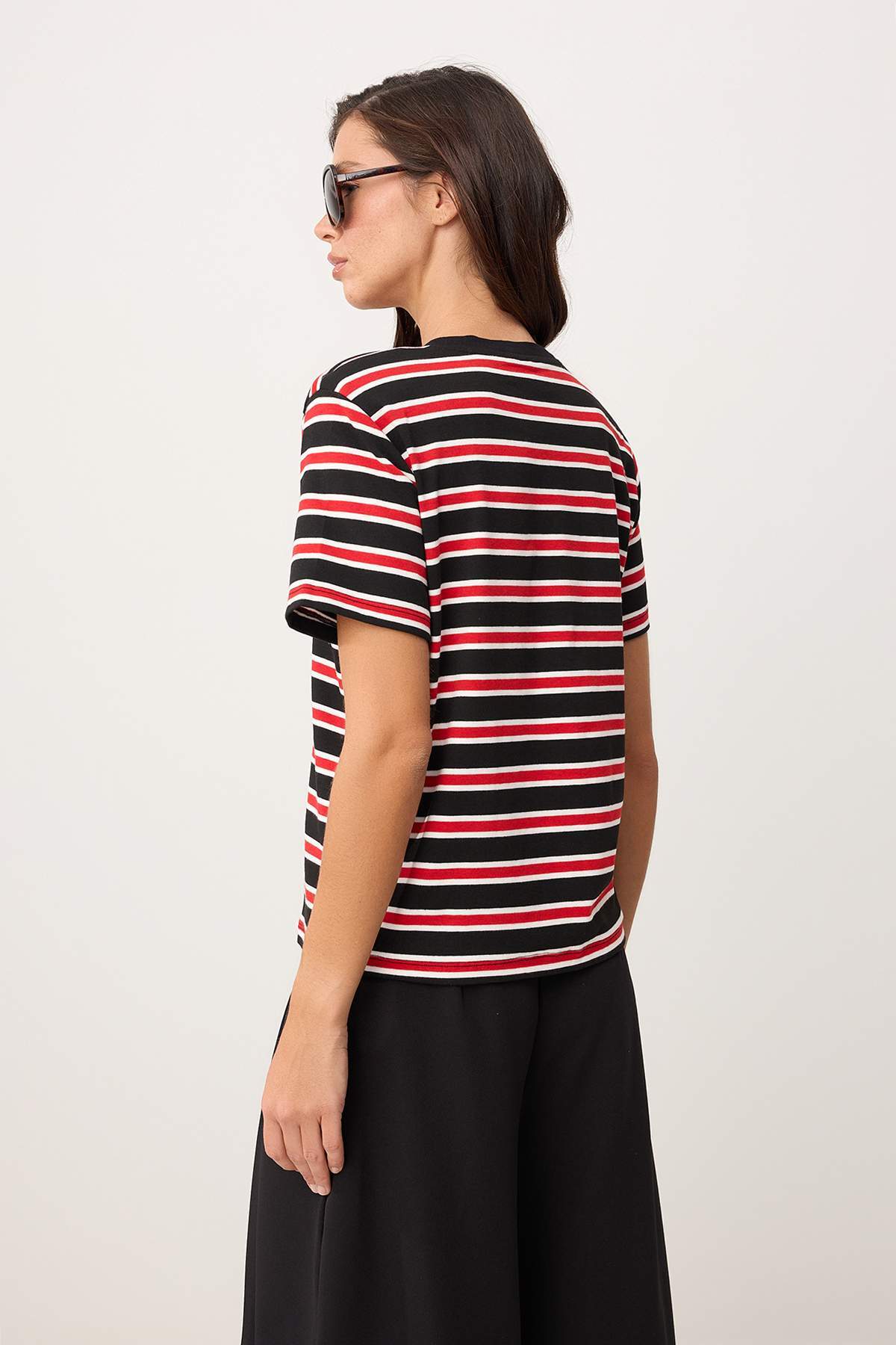 Trendyolmilla  Kırmızı Çizgili Regular/Normal Kalıp Kısa Kollu Tok %100 Pamuk Vatkalı Örme T-Shirt TWOSS26TS00031 - Görsel 4