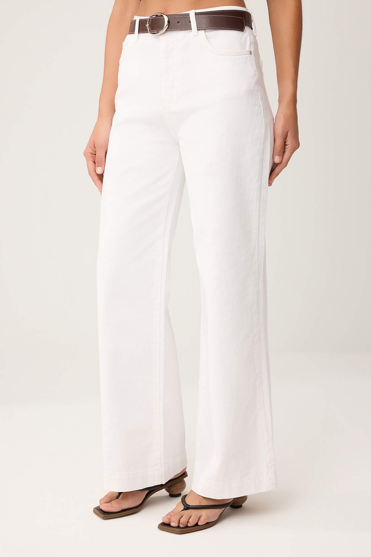 Trendyolmilla  Beyaz Kemerli Yüksek Bel Orta Esnek Wide Leg Jeans TWOSS26JE00211 - Görsel 3