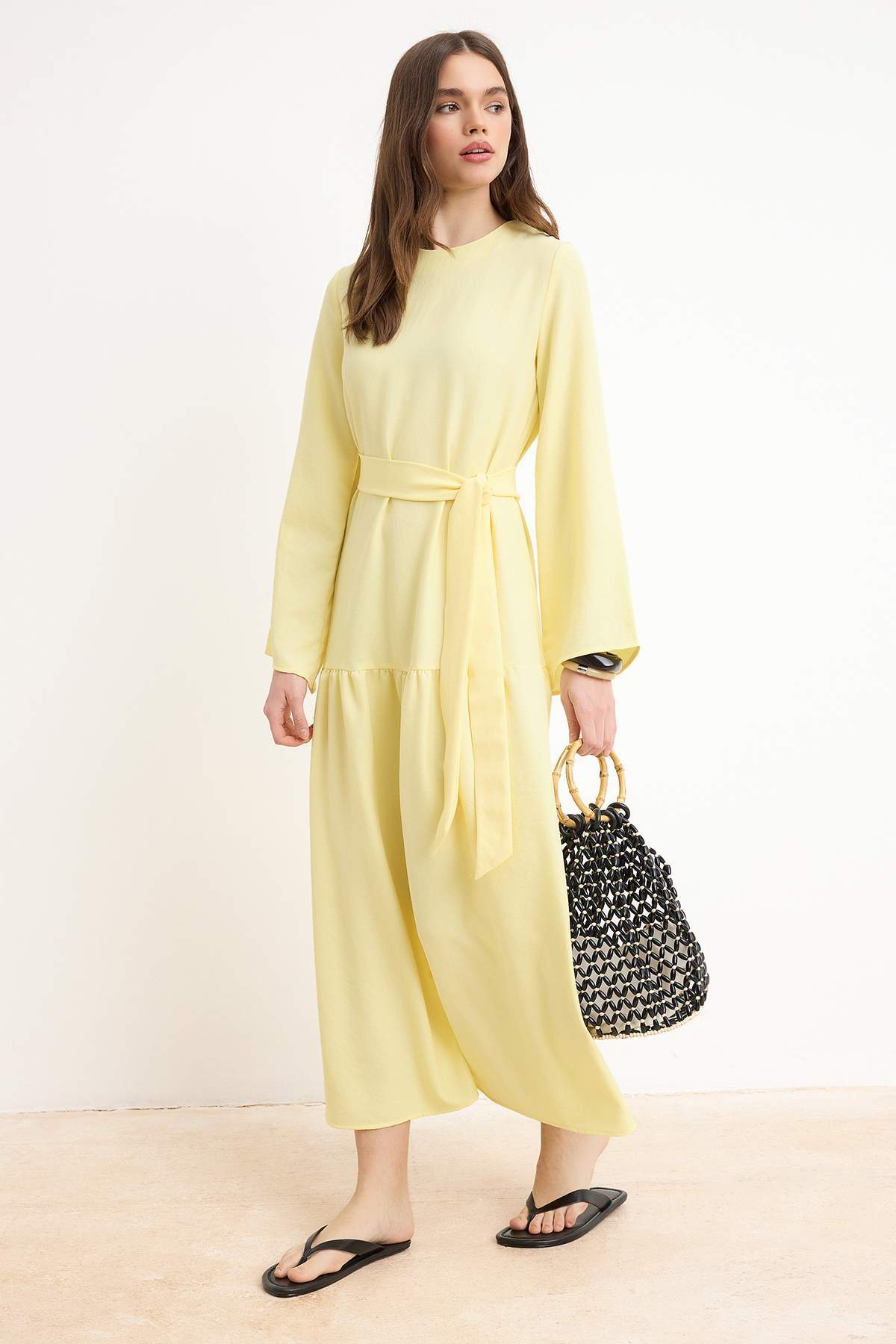 Trendyol Modest Hellgelbes, ungefüttertes, schlicht gewebtes Kleid und Overal...