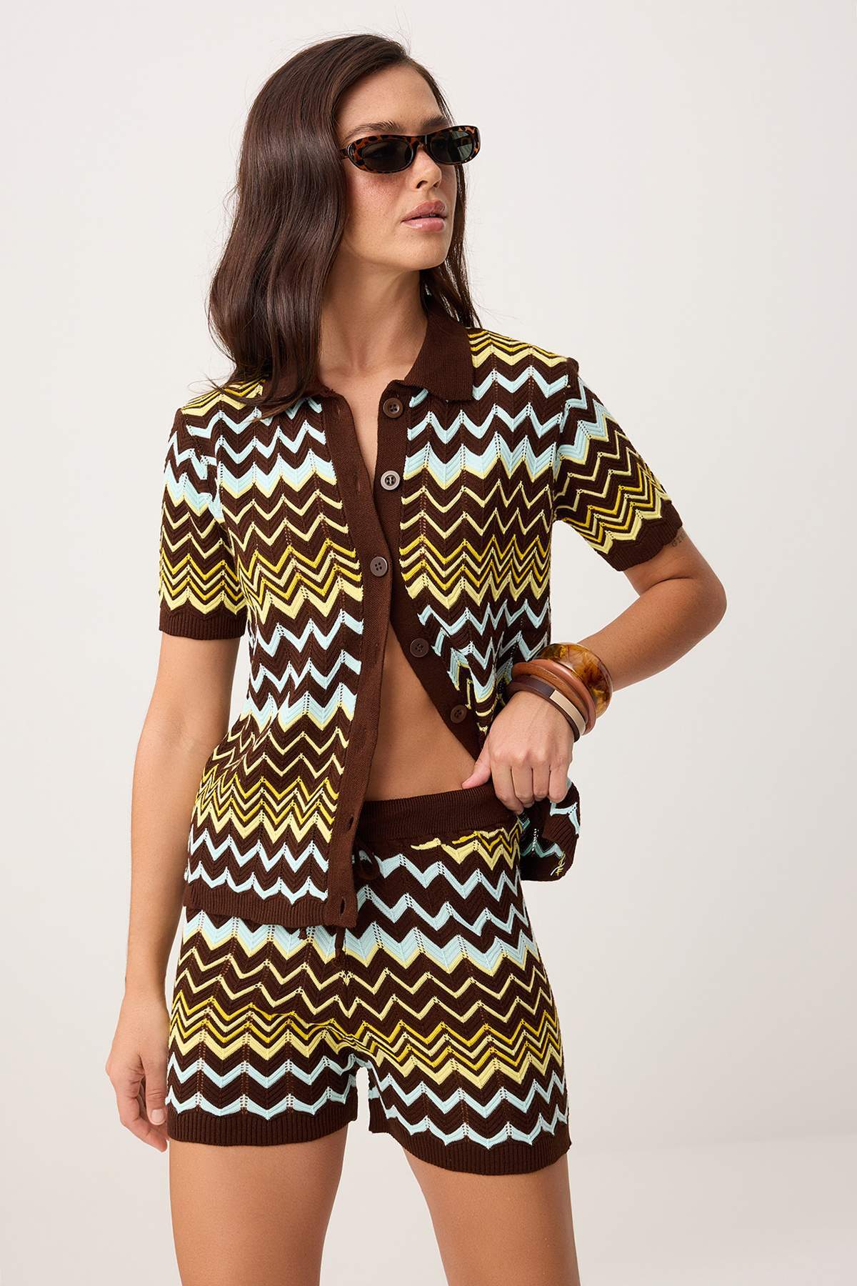 Trendyolmilla  Kahverengi Renk Bloklu Şort-Bluz Triko Alt - Üst Takım TWOSS26AU00050 - Görsel 2