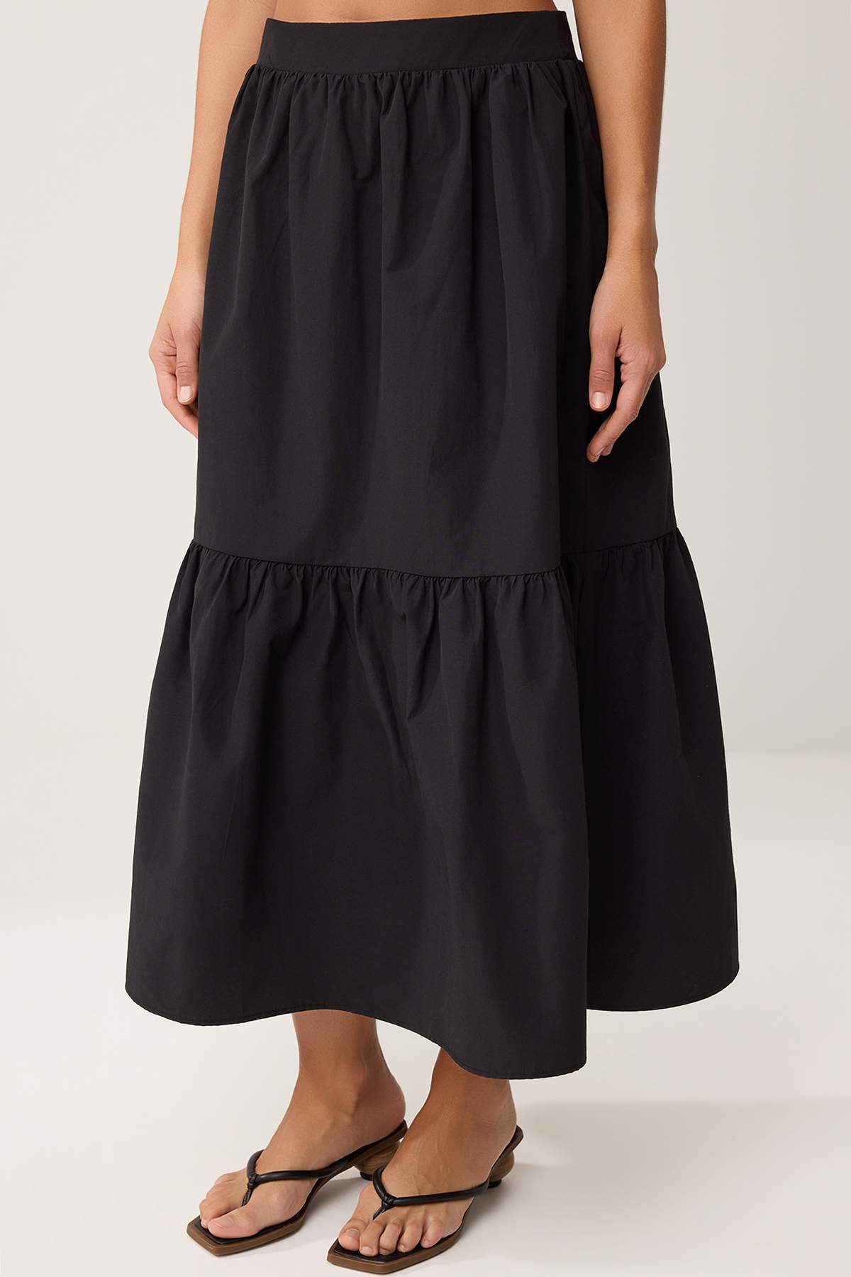 Trendyolmilla  Siyah Fırfırlı Straplez Bluz Kloş Etek Dokuma Alt - Üst Takım TWOSS26AU00094 - Görsel 3