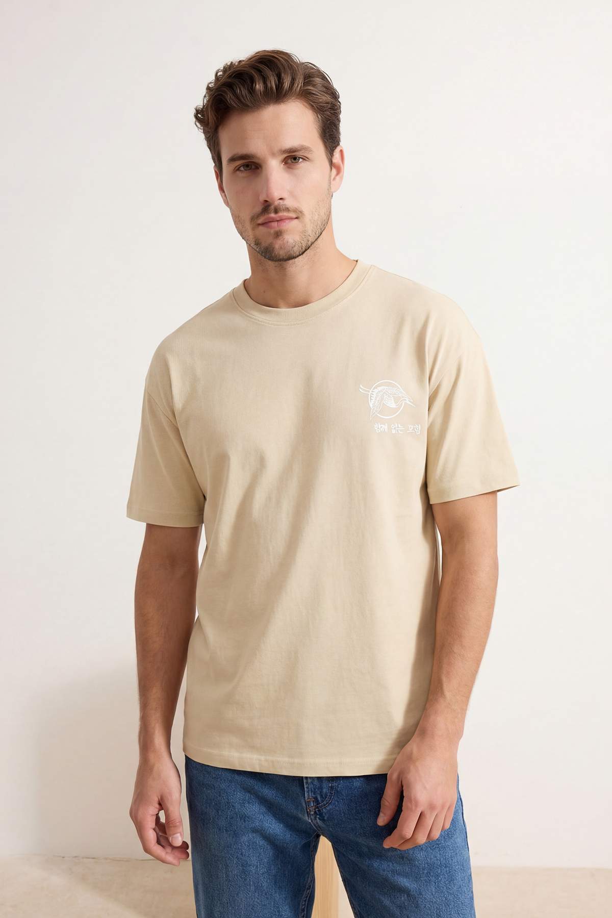 Trendyolmilla Man Bej Oversize/Geniş Kesim %100 Pamuk Sırt Baskılı T-Shirt TMNSS23TS00170