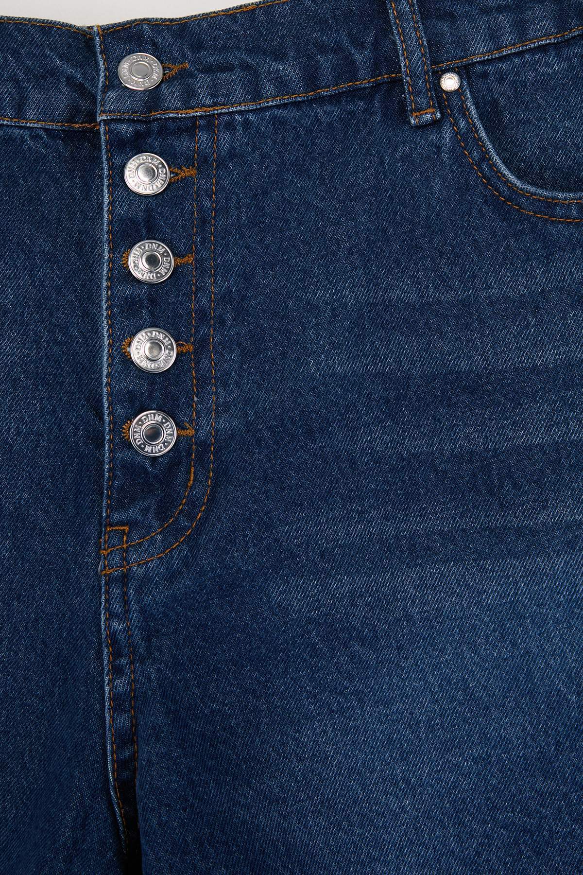 Trendyolmilla  Koyu Mavi Önden Düğmeli Yüksek Lastikli Bel Mini %100 Pamuk Non-Stretch Denim Şort TBBSS26AP00023 - Görsel 2