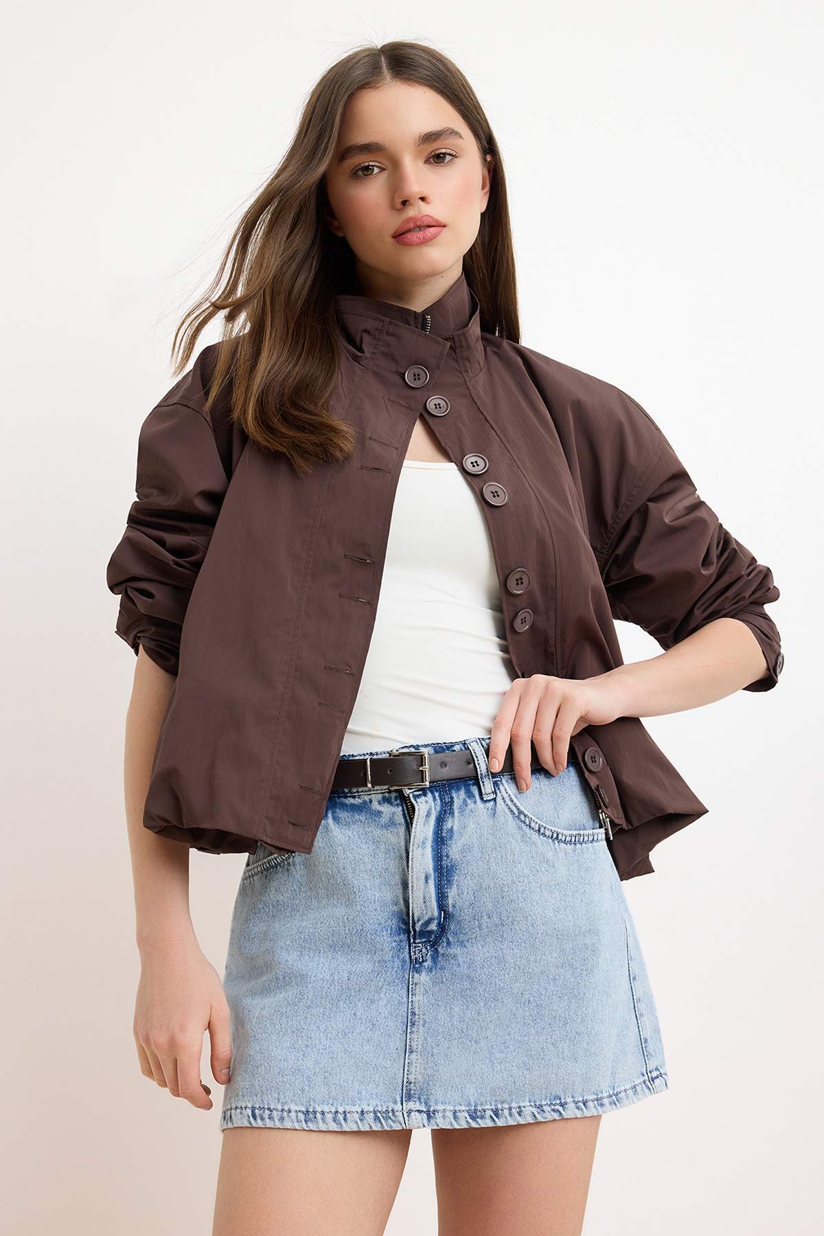 Trendyolmilla Açık Mavi Kemer Detaylı Arkası Etek Görünümlü Denim Şort Etek TWOAW26SR00020