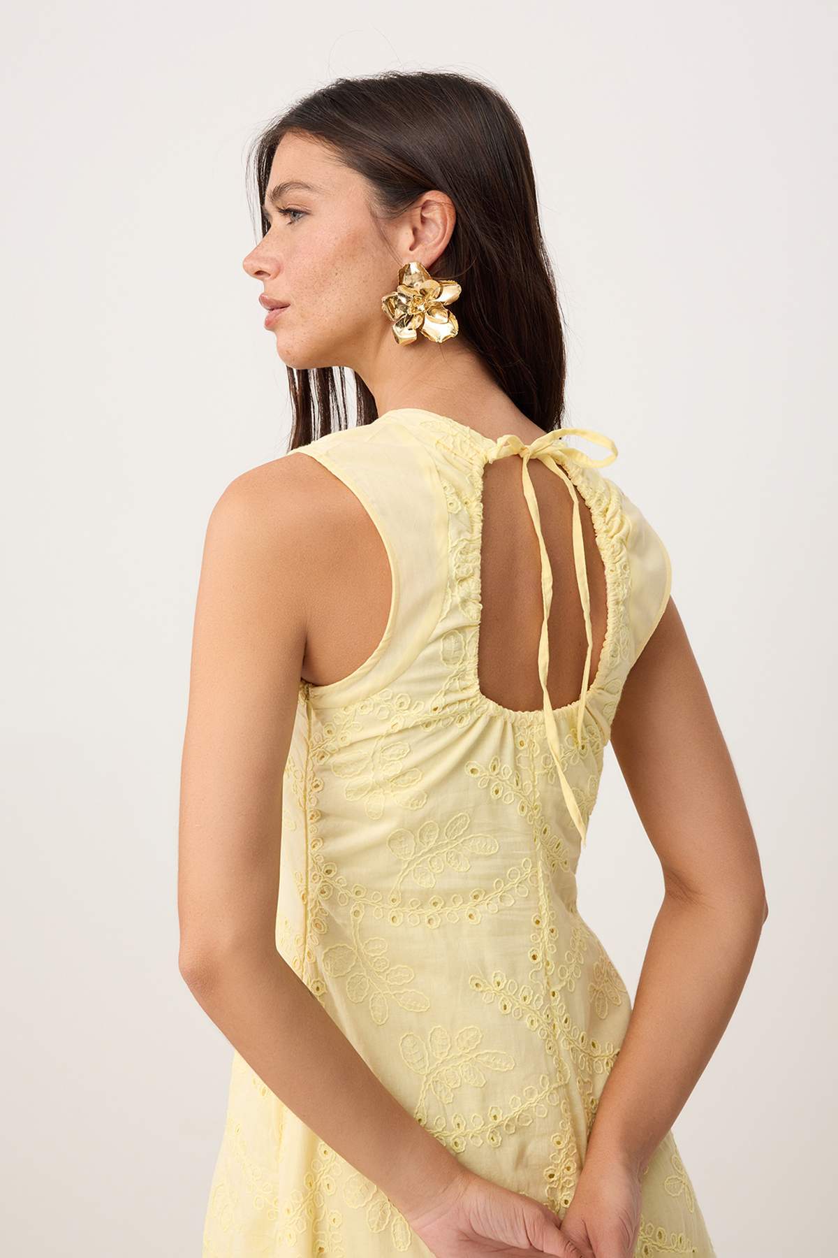 Trendyolmilla  Sarı Sırt Detaylı Brode Astarlı Midi Dokuma Elbise TWOSS26EL00443 - Görsel 4