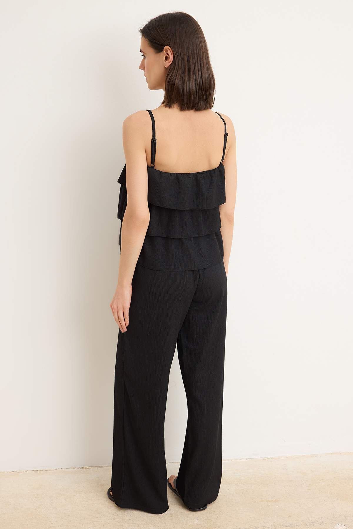 Trendyolmilla  Siyah Regular İnce Askılı Kolsuz Geniş Paça Dokulu Örme Alt-Üst Takım TWOSS26AU00119 - Görsel 4