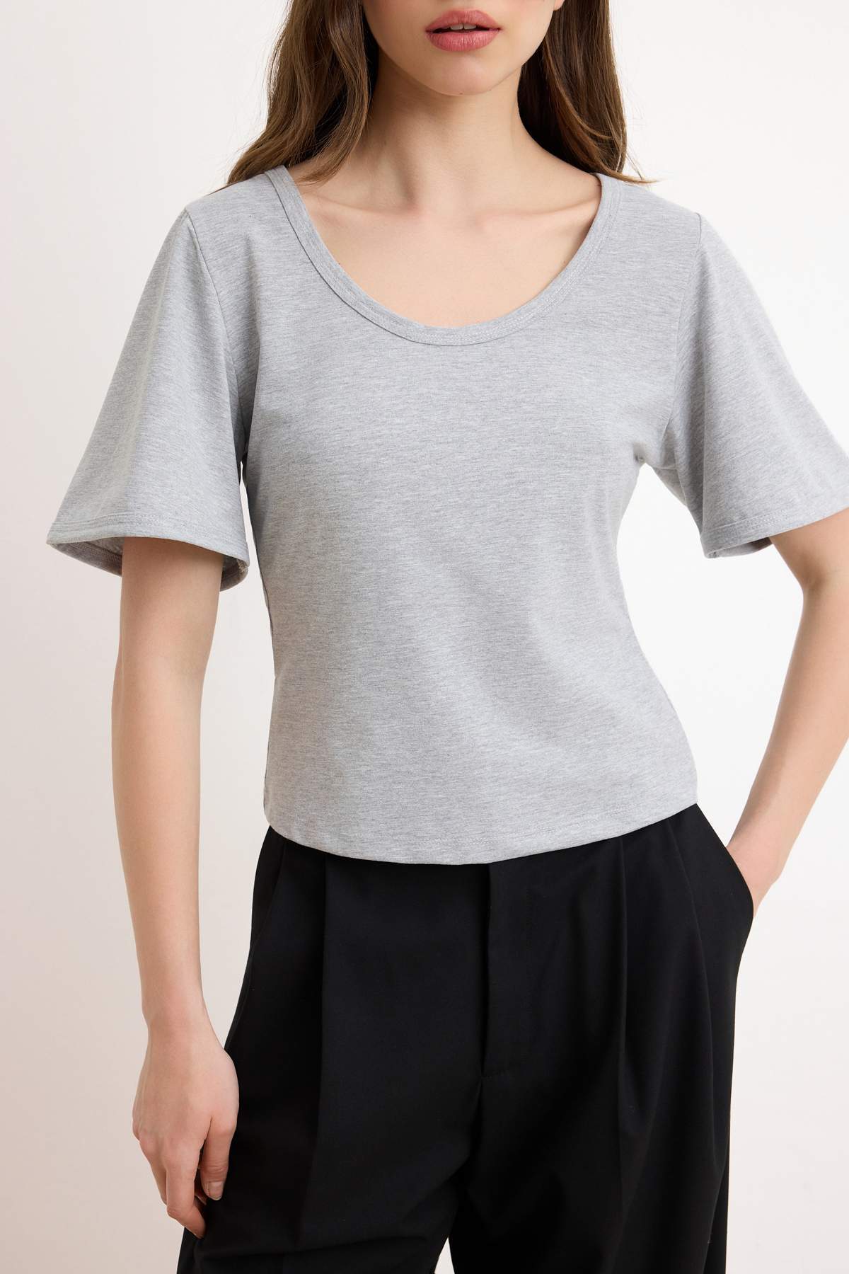 Trendyolmilla  Gri Melanj Fitted/Vücuda Oturan V Yaka Kısa Kollu Pamuk Ribana Örme T-shirt TWOSS26TS00263 - Görsel 3