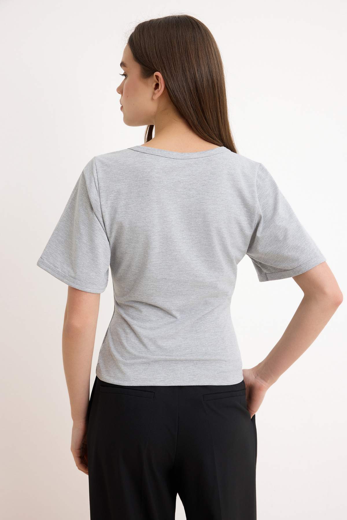 Trendyolmilla  Gri Melanj Fitted/Vücuda Oturan V Yaka Kısa Kollu Pamuk Ribana Örme T-shirt TWOSS26TS00263 - Görsel 4