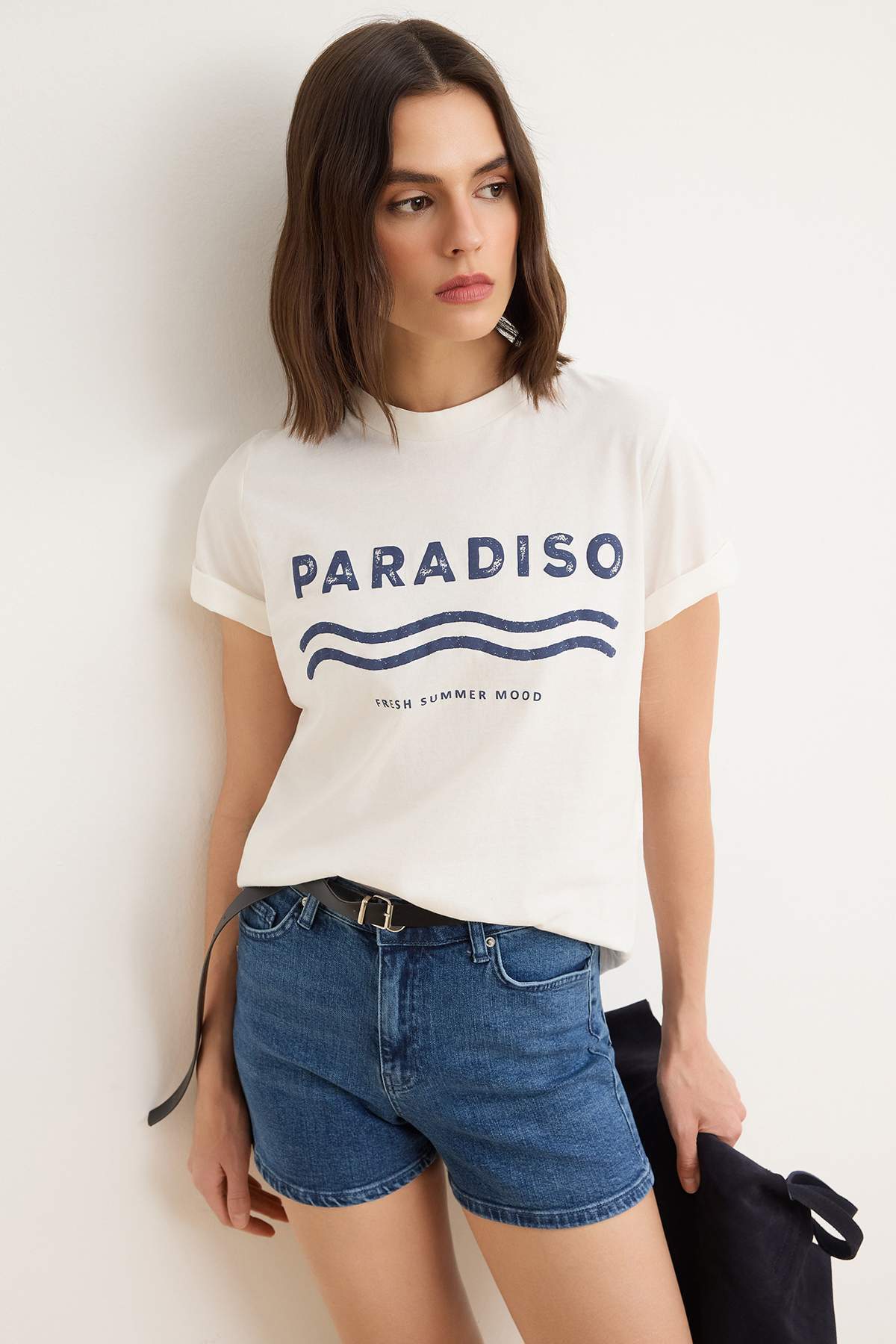 Trendyolmilla Ekru Baskılı Regular Bisiklet Yaka Standart Kol Kısa %100 Pamuk Örme T-Shirt TWOSS26TS00212