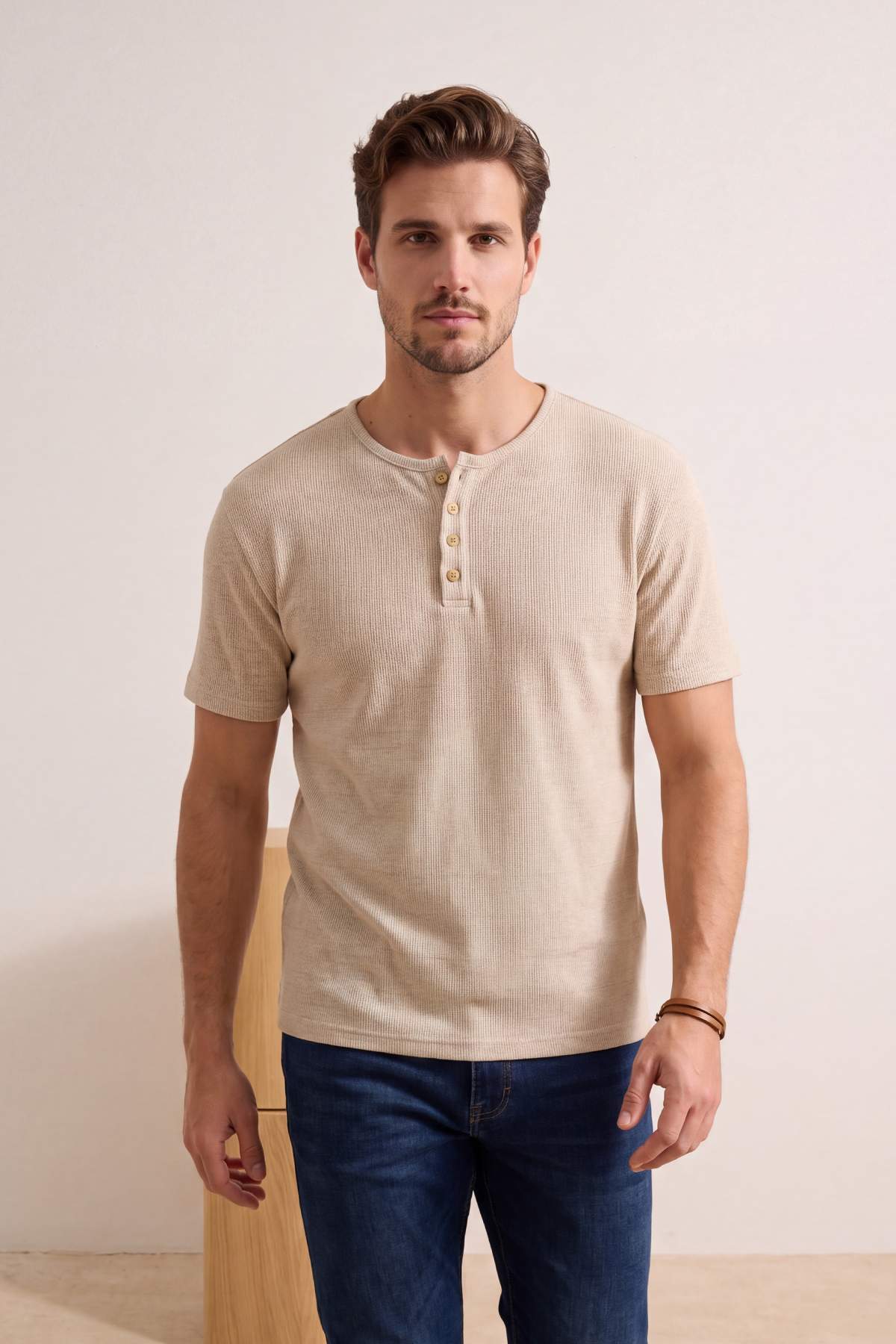 Trendyolmilla Man Bej Regular/Normal Kesim Düğmeli Dokulu Kaşkorse T-Shirt TMNSS26TS00036