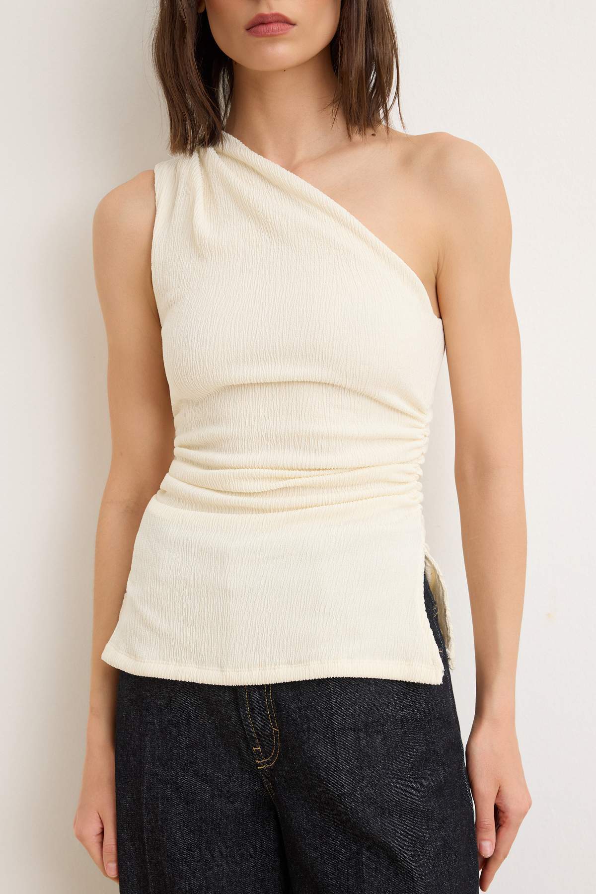 Trendyolmilla  Ekru Fitted/Vücuda Oturan Asimetrik Yaka Kolsuz Dokulu Örme Bluz TWOSS26BZ00673 - Görsel 3