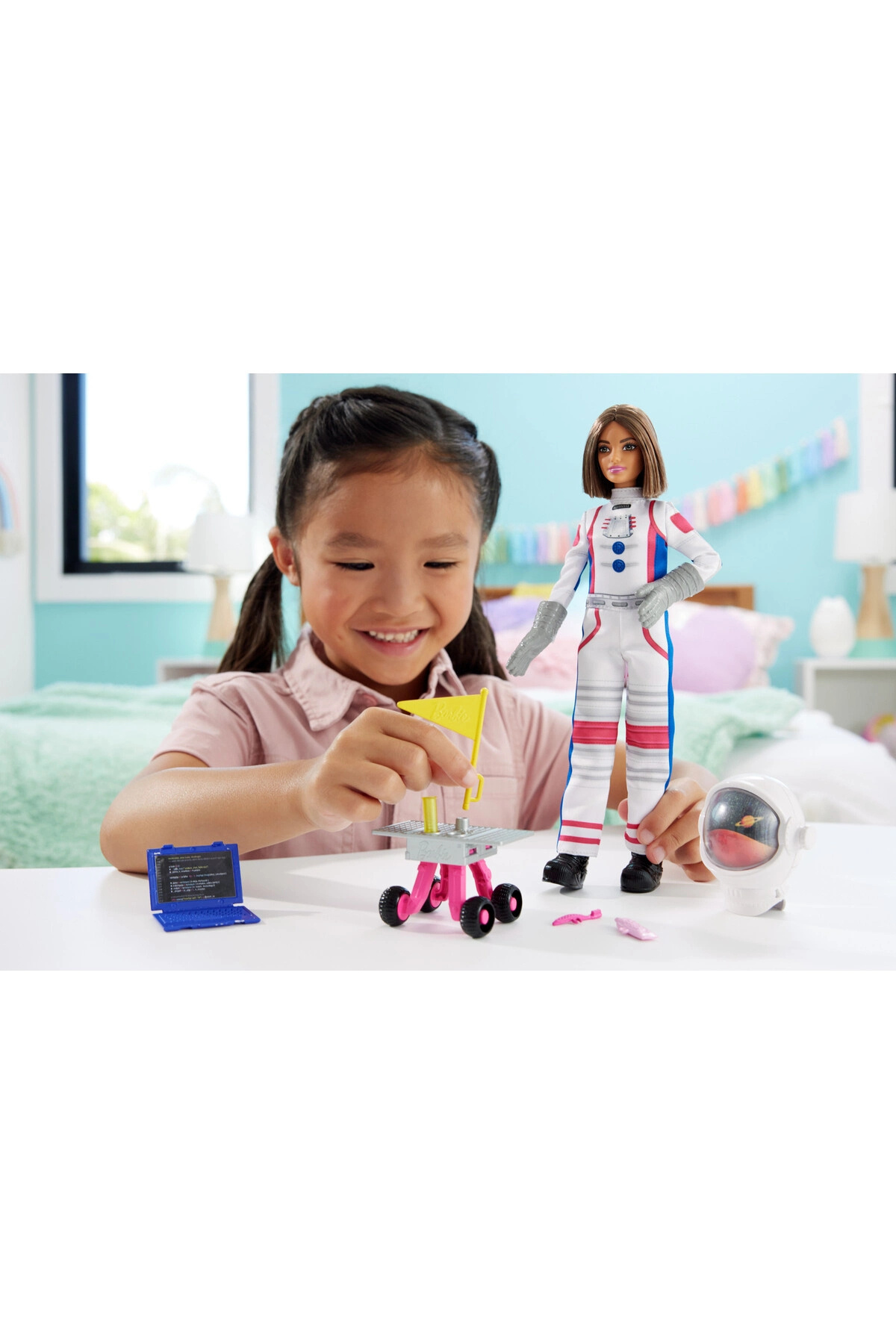 Barbie Deluxe Kariyer Bebek - Astronot tekerlekli keşif aracı ve uzay kaskı dahil 10 aksesuar HRG45 fotoğrafı 3 (önizleme)
