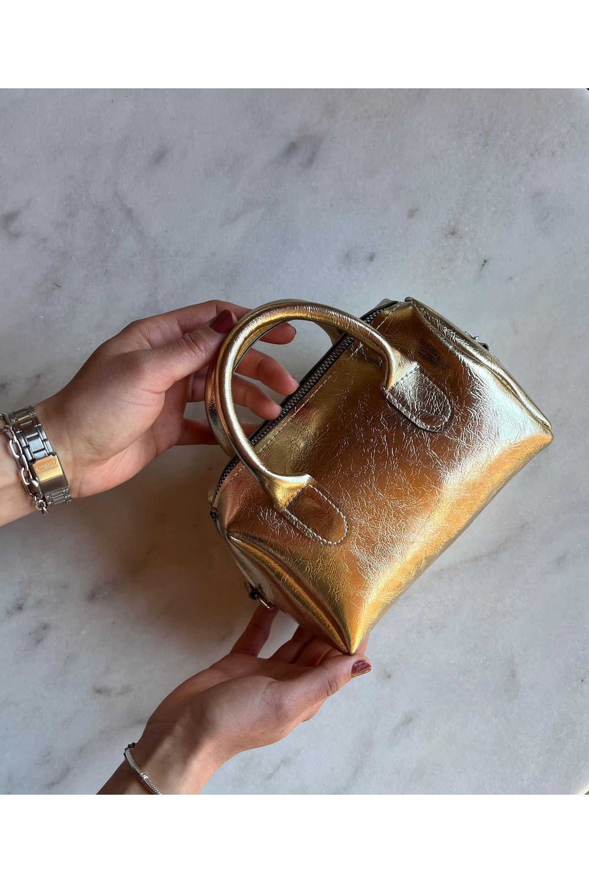 SANTA FLEX Gold Kırışık Kumaş Detaylı Suni Deri Tek Bölmeli Fermuarlı Ayarlanabilir Askılı El Omuz Çantası görsel 4