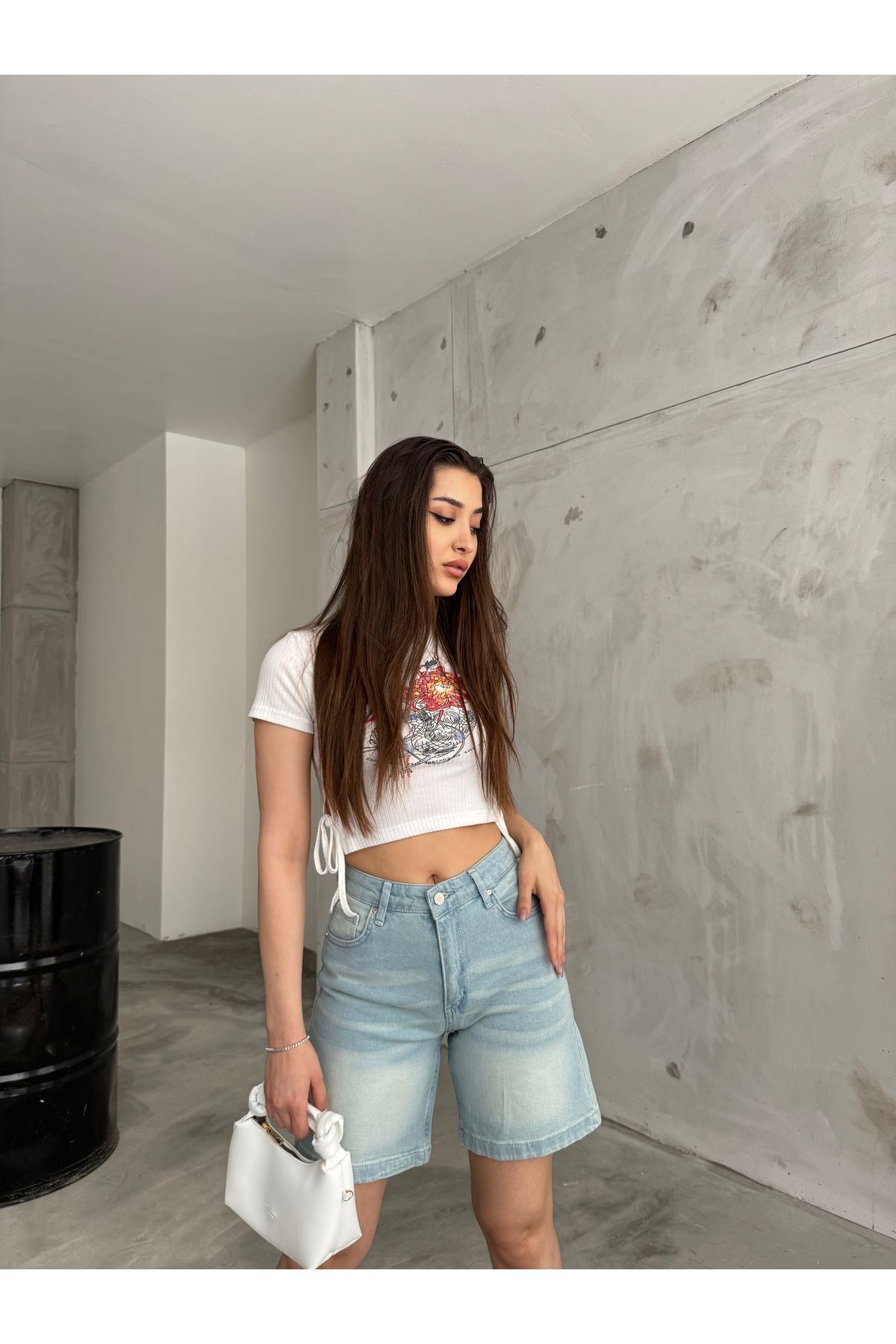 Kadın Kar Yıkama Soluk Efektli Yüksek Bel Denim Şort açık mavi 5