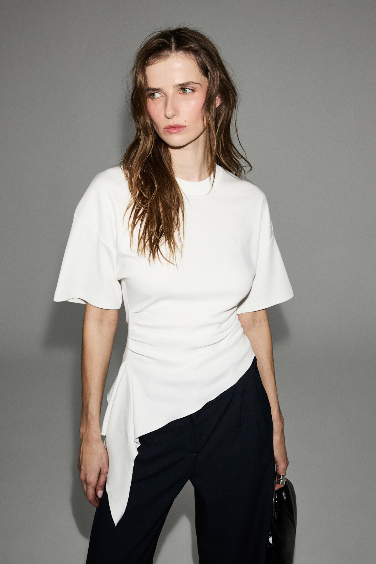 GRIMELANGE  SOREV Kadın Yumuşak Kumaşlı Yuvarlak Yakalı Asimerik Kesimli Kısa Kollu Beyaz Bluz - Görsel 2