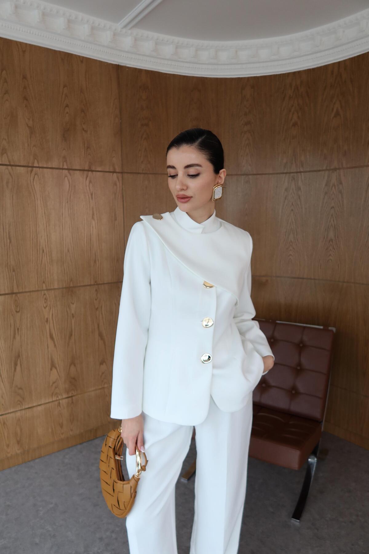 HAZELANNA  Gold Düğmeli Yaka Detaylı Beyaz Ceket - Görsel 2