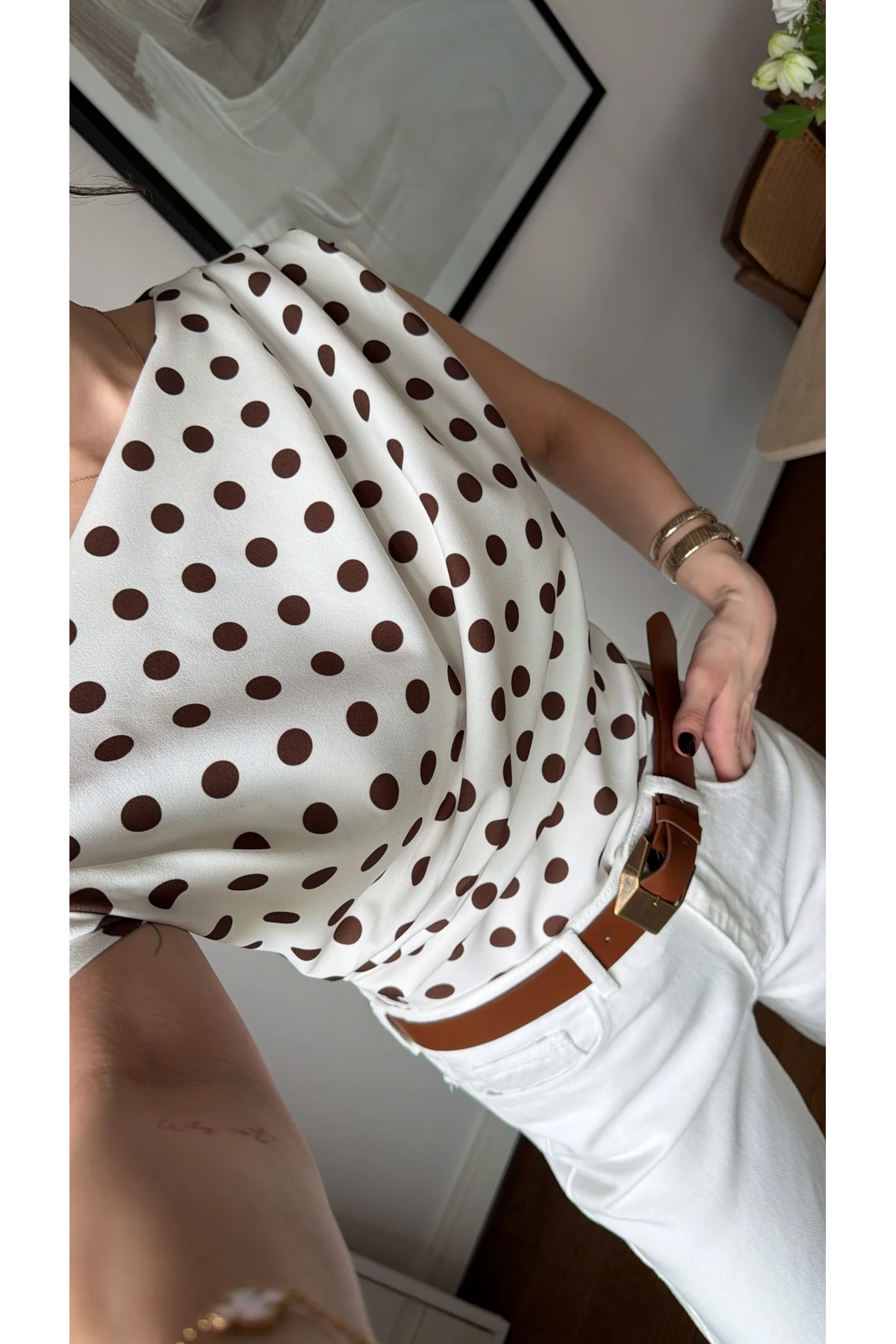 sinemkivanc co  ASİMETRİK DÜŞÜK OMUZ KAHVERENGİ PUANTİYELİ BLUZ - Görsel 3