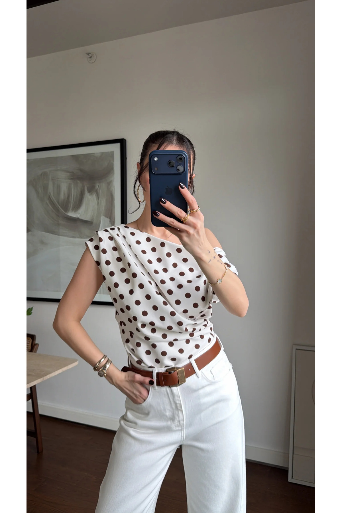 sinemkivanc co  ASİMETRİK DÜŞÜK OMUZ KAHVERENGİ PUANTİYELİ BLUZ