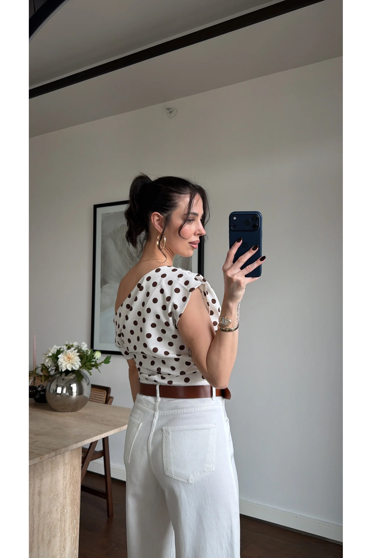 sinemkivanc co  ASİMETRİK DÜŞÜK OMUZ KAHVERENGİ PUANTİYELİ BLUZ - Görsel 2