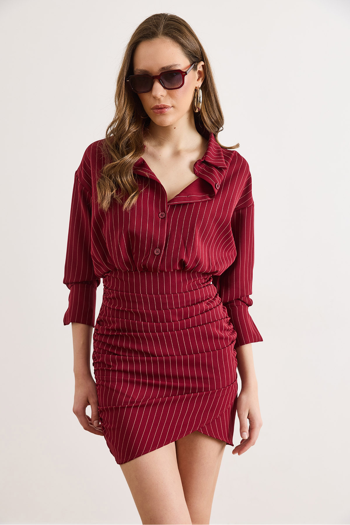 Olalook  Kadın Bordo Eteği Kruvaze Düğmeli Yandan Fermuarlı Drape Detaylı Mini Elbise ELB-19002631 - Görsel 3