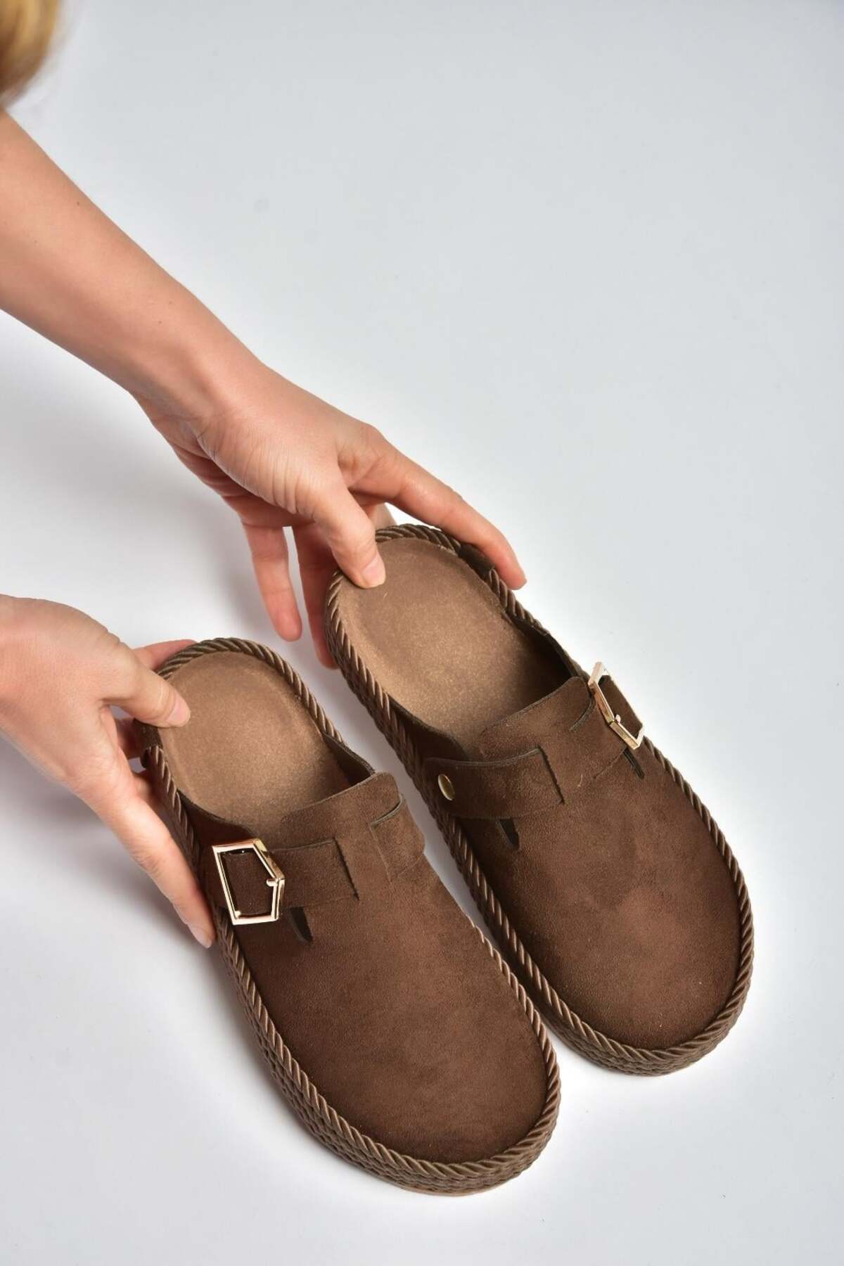 Fox Shoes Y596148402 Kahverengi Süet Önü Kapalı Sabo Terlik